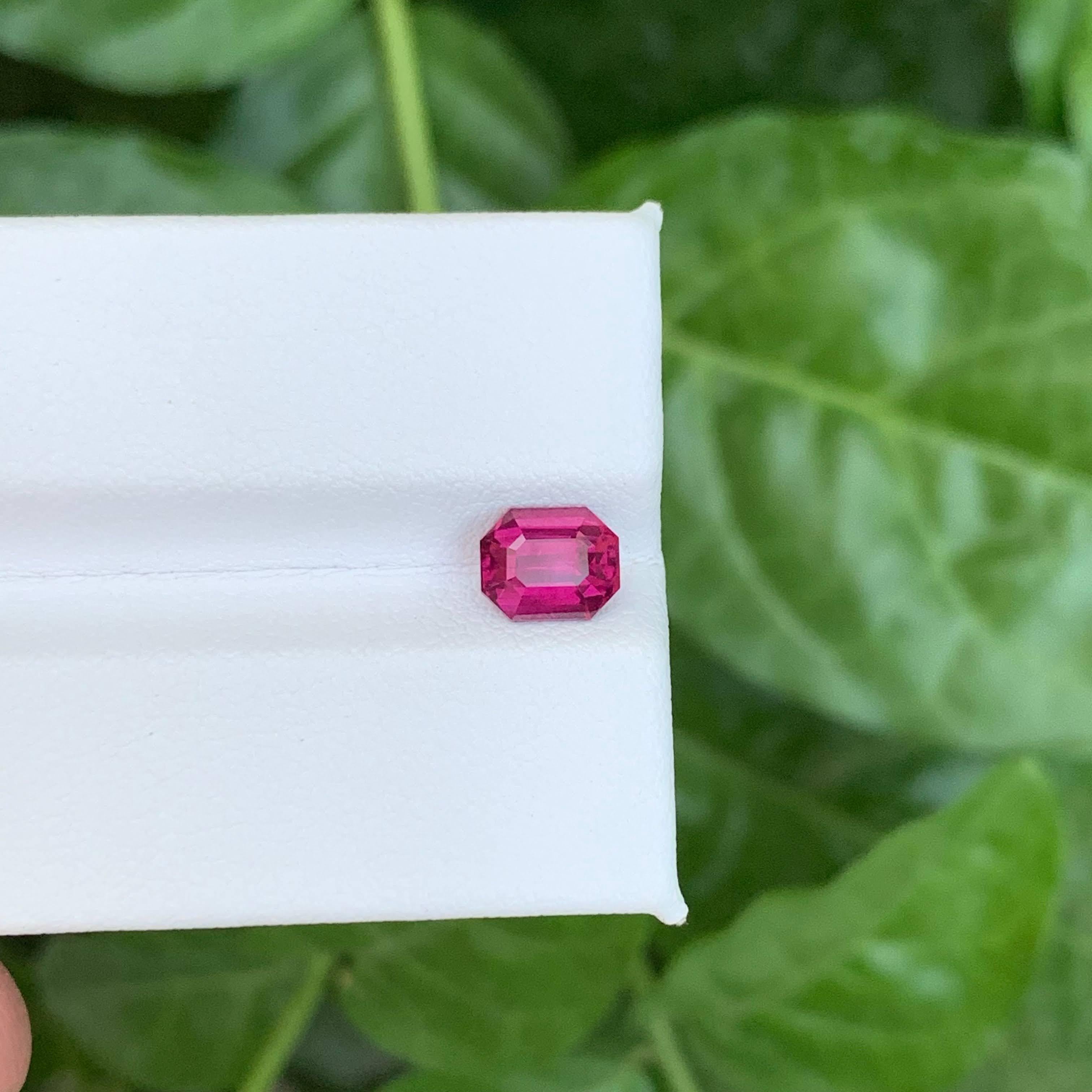 1,55 Karat natürlicher loser rosa-roter Granat Stein Smaragdschliff afrikanischer Edelstein im Angebot 2
