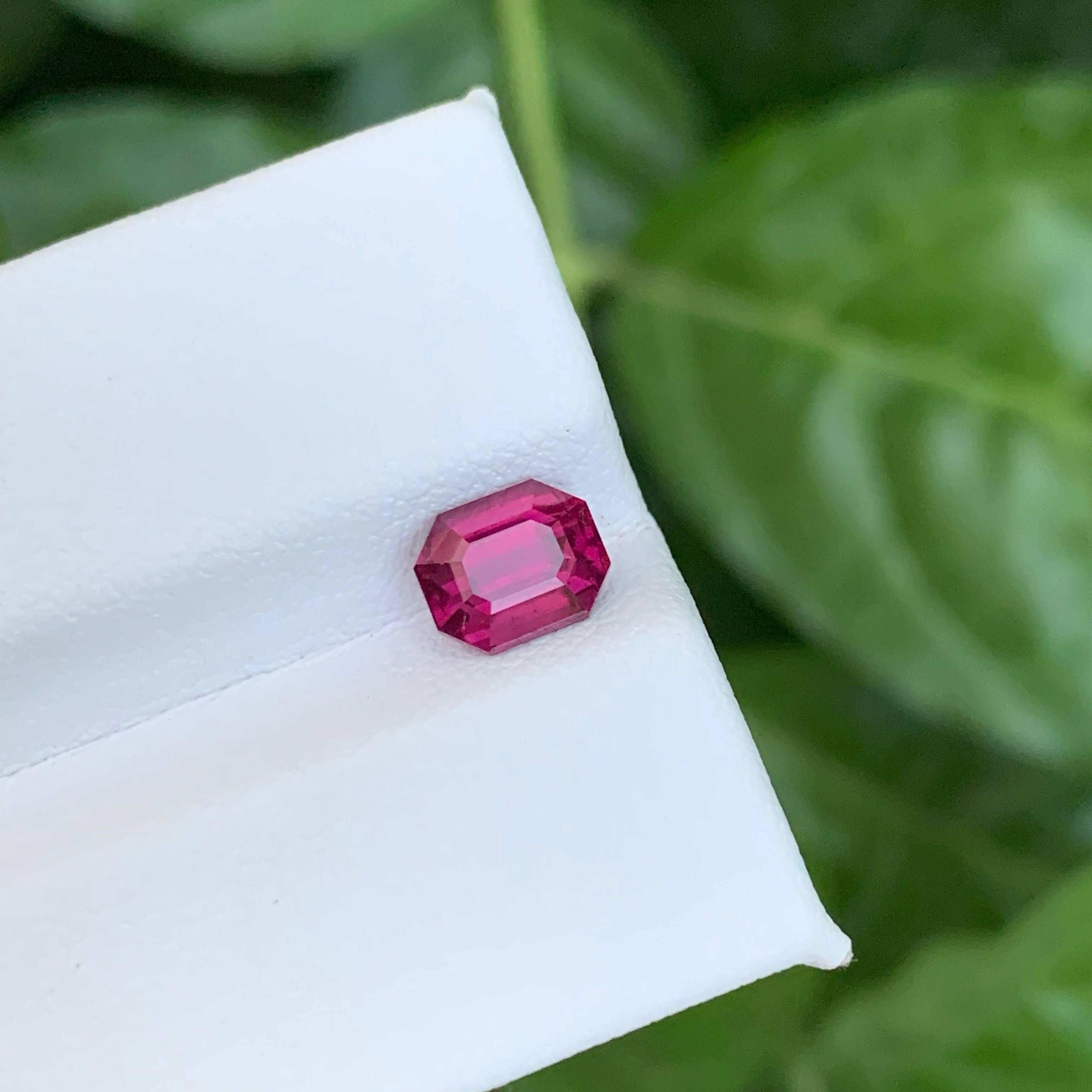 1,55 Karat natürlicher loser rosa-roter Granat Stein Smaragdschliff afrikanischer Edelstein im Angebot 3