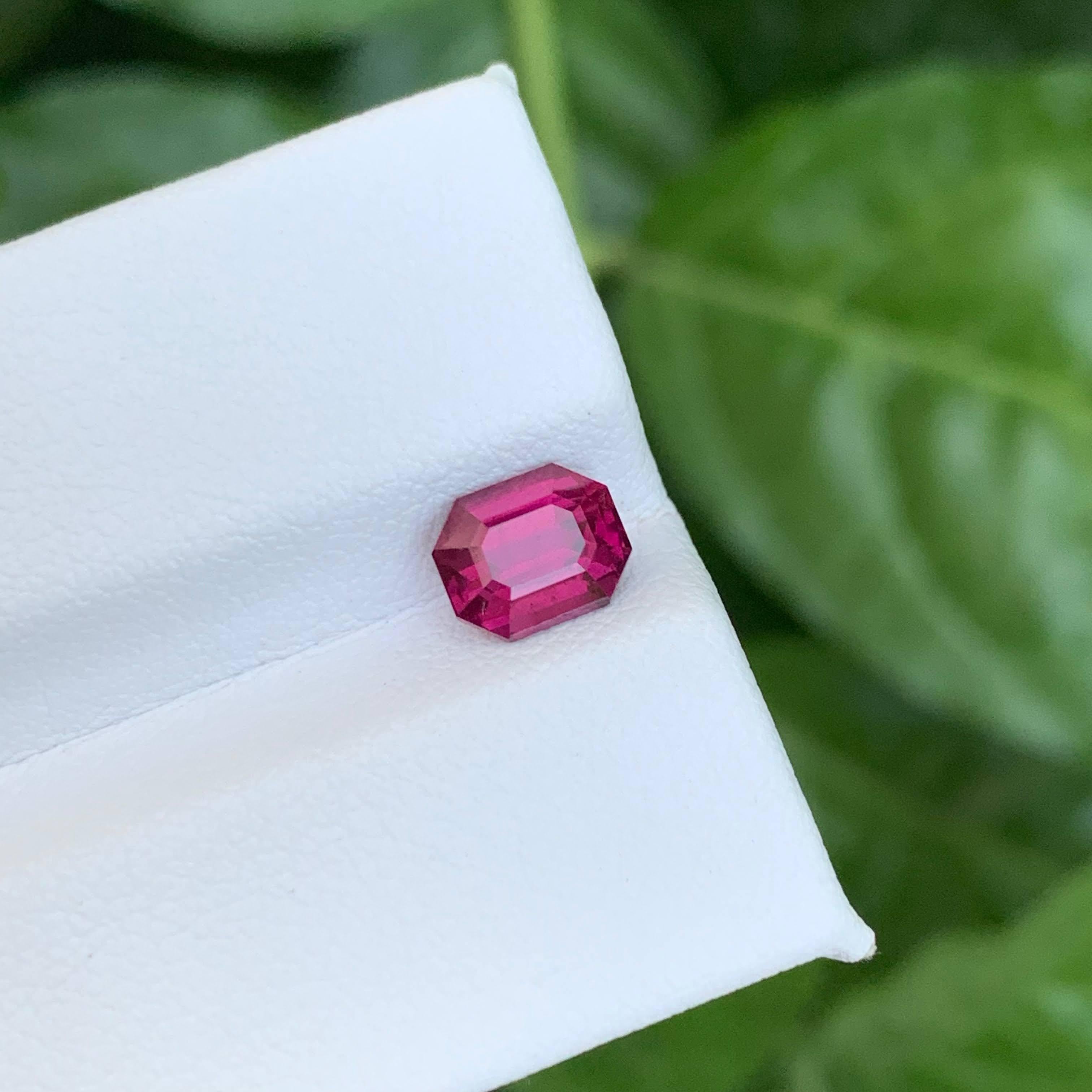 1,55 Karat natürlicher loser rosa-roter Granat Stein Smaragdschliff afrikanischer Edelstein im Angebot 4