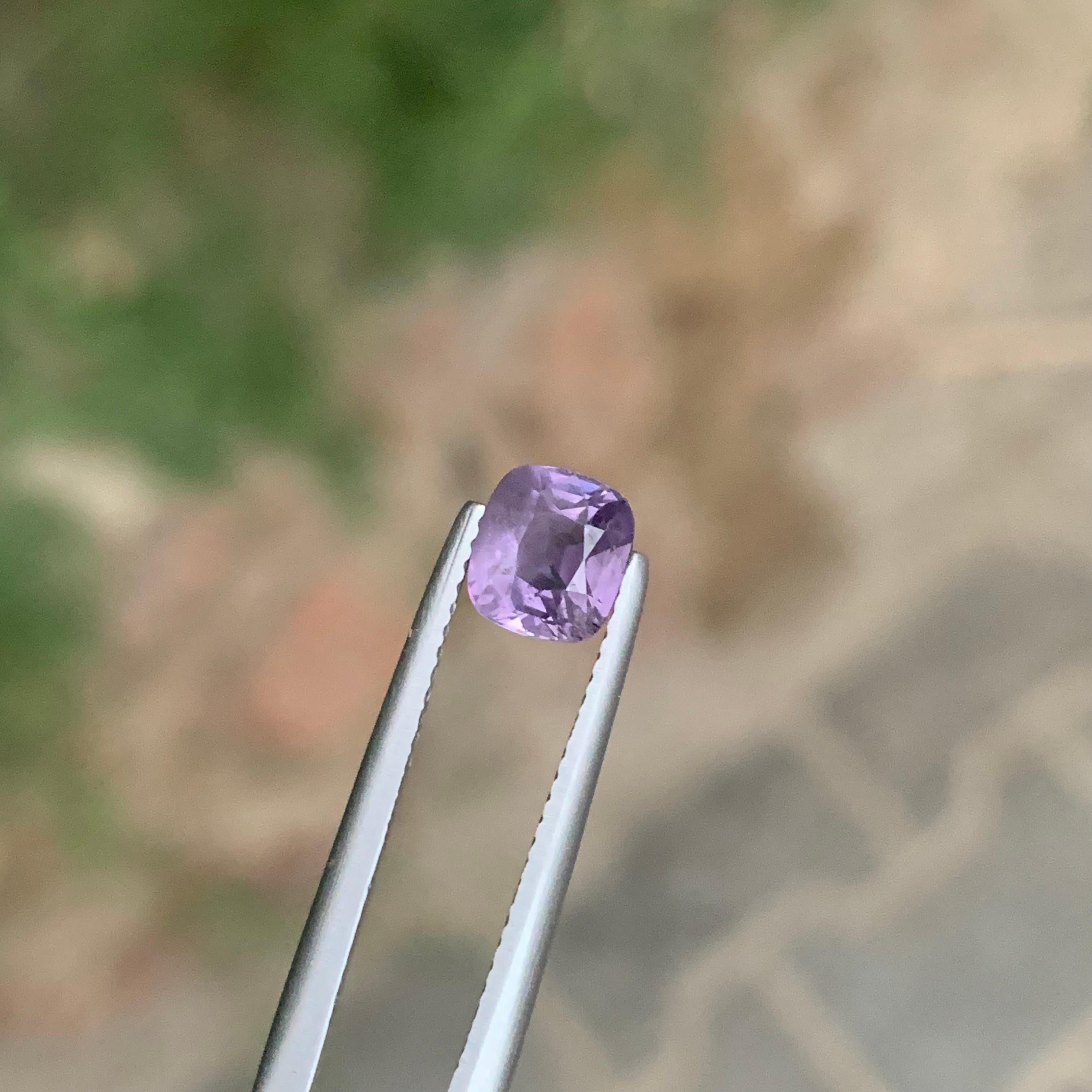 1.55 Carati Nature Spinello viola sfuso a forma di cuscino Gemma in vendita 4