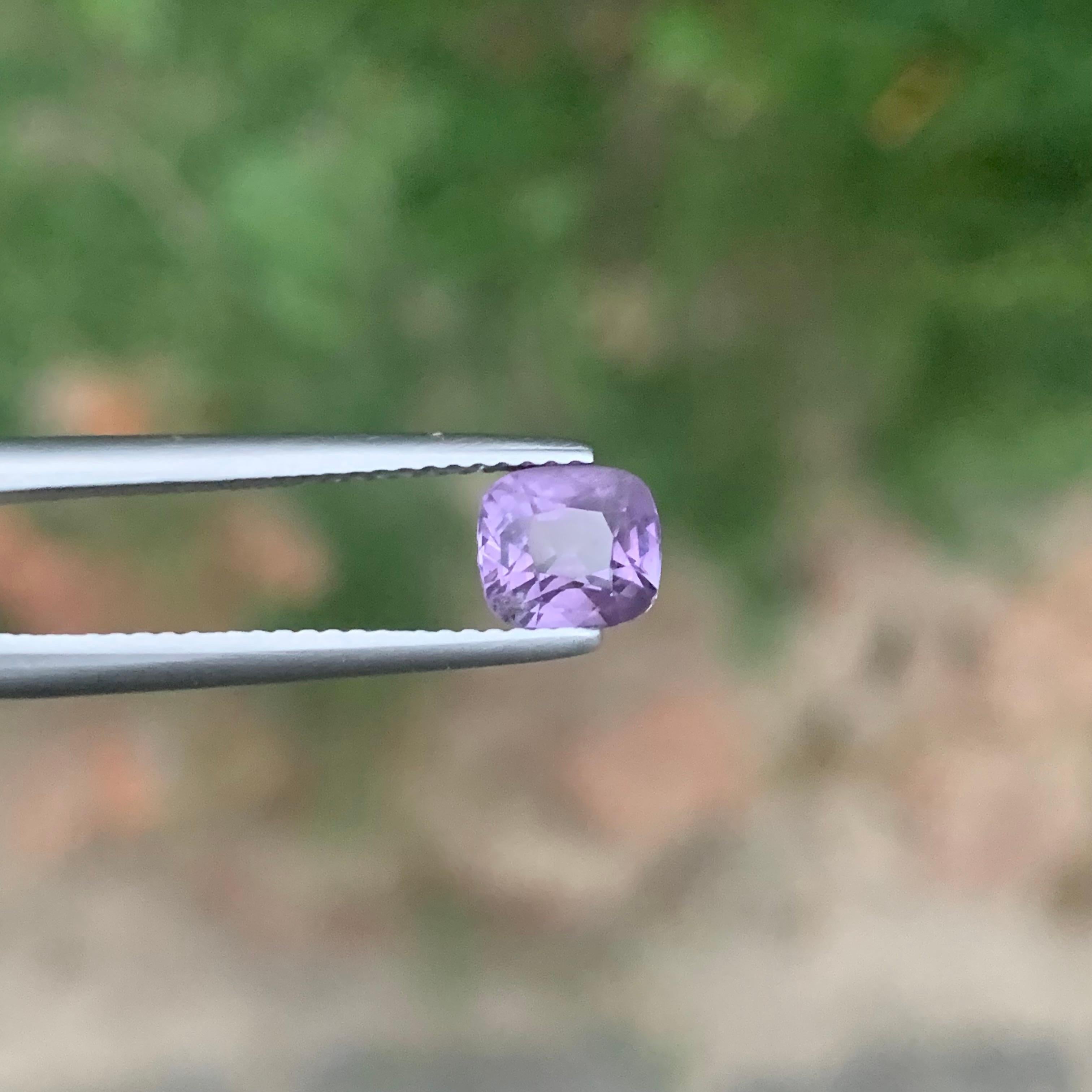 Arts and Crafts 1.55 Carati Nature Spinello viola sfuso a forma di cuscino Gemma in vendita