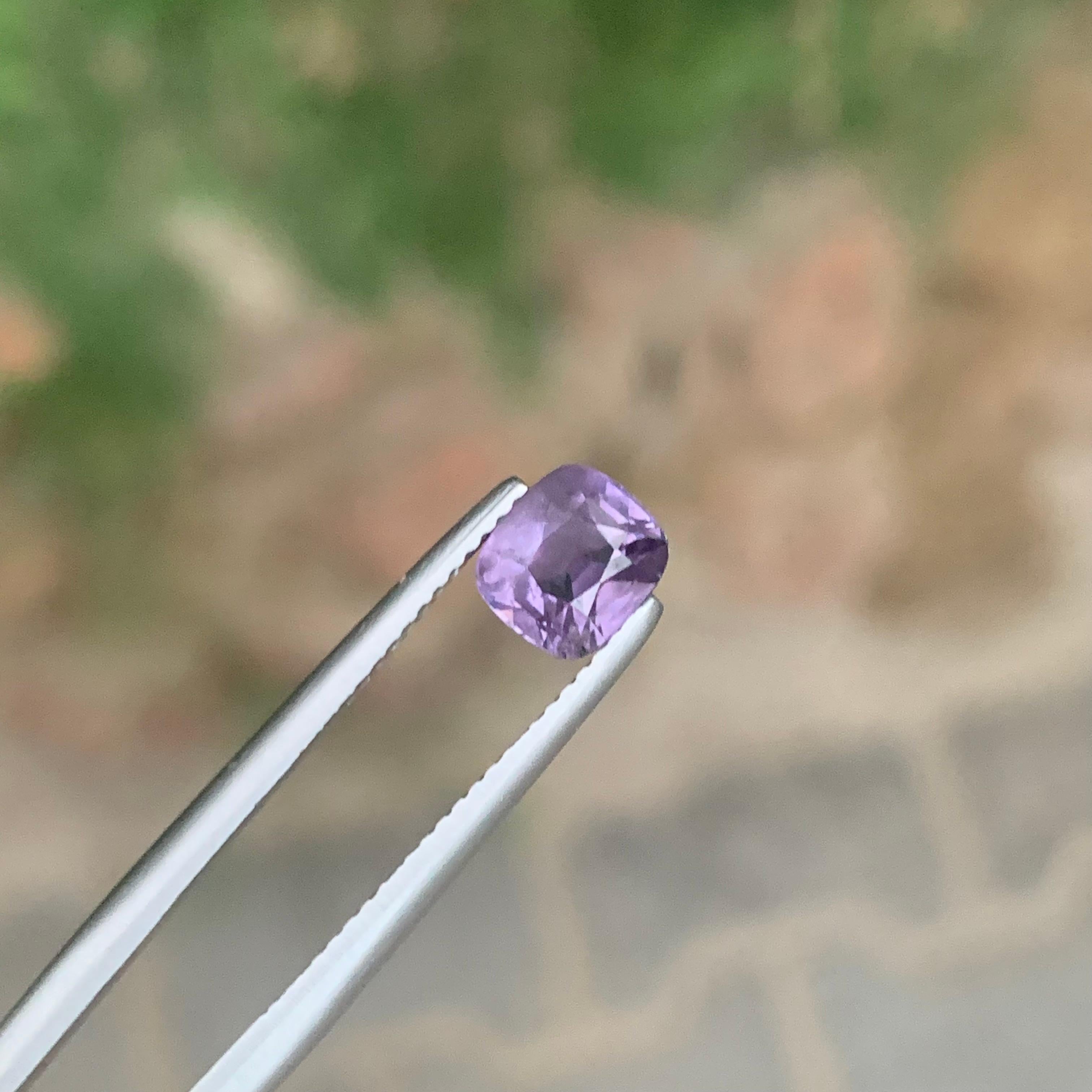 Taglio cuscino 1.55 Carati Nature Spinello viola sfuso a forma di cuscino Gemma in vendita