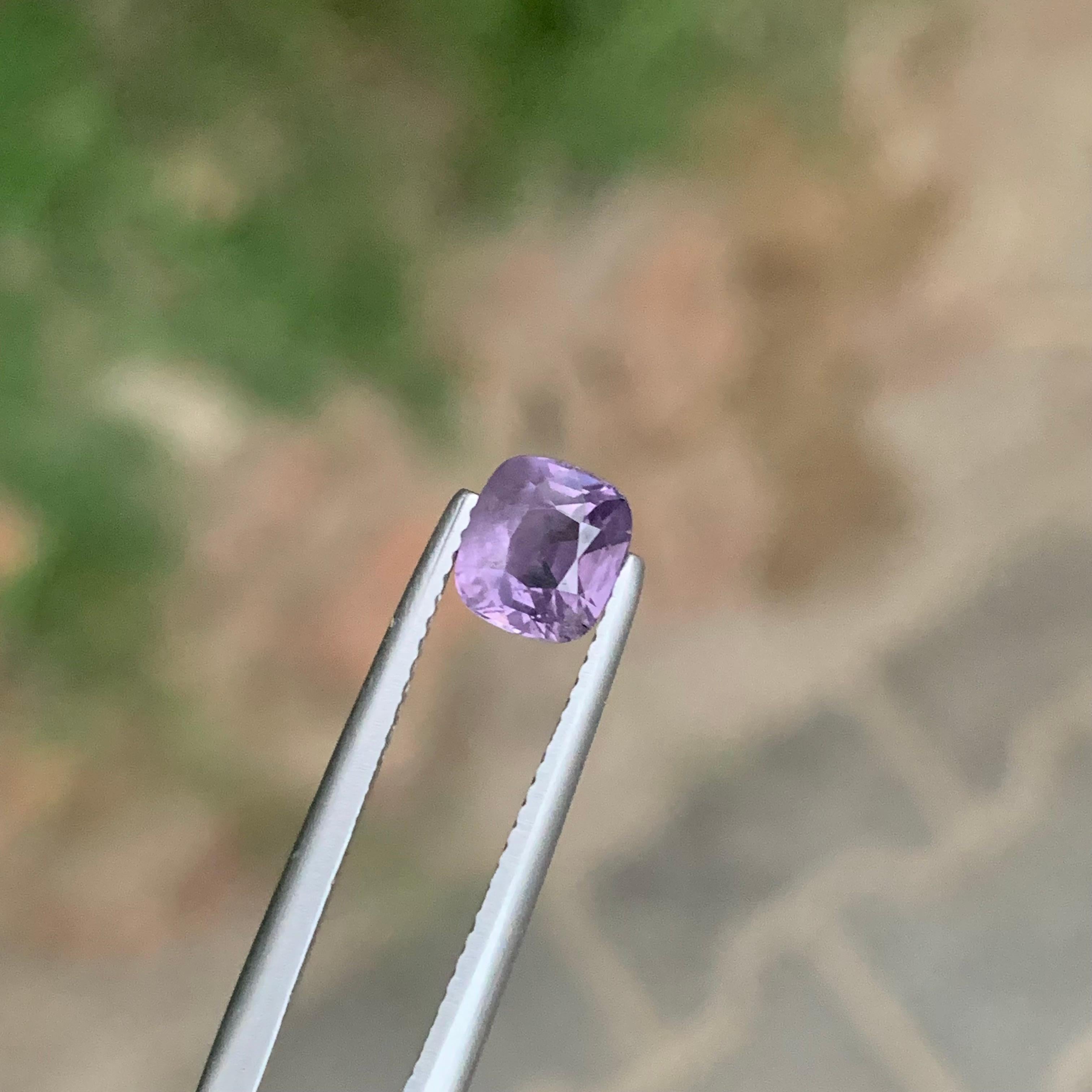 1.55 Carati Nature Spinello viola sfuso a forma di cuscino Gemma in vendita 1