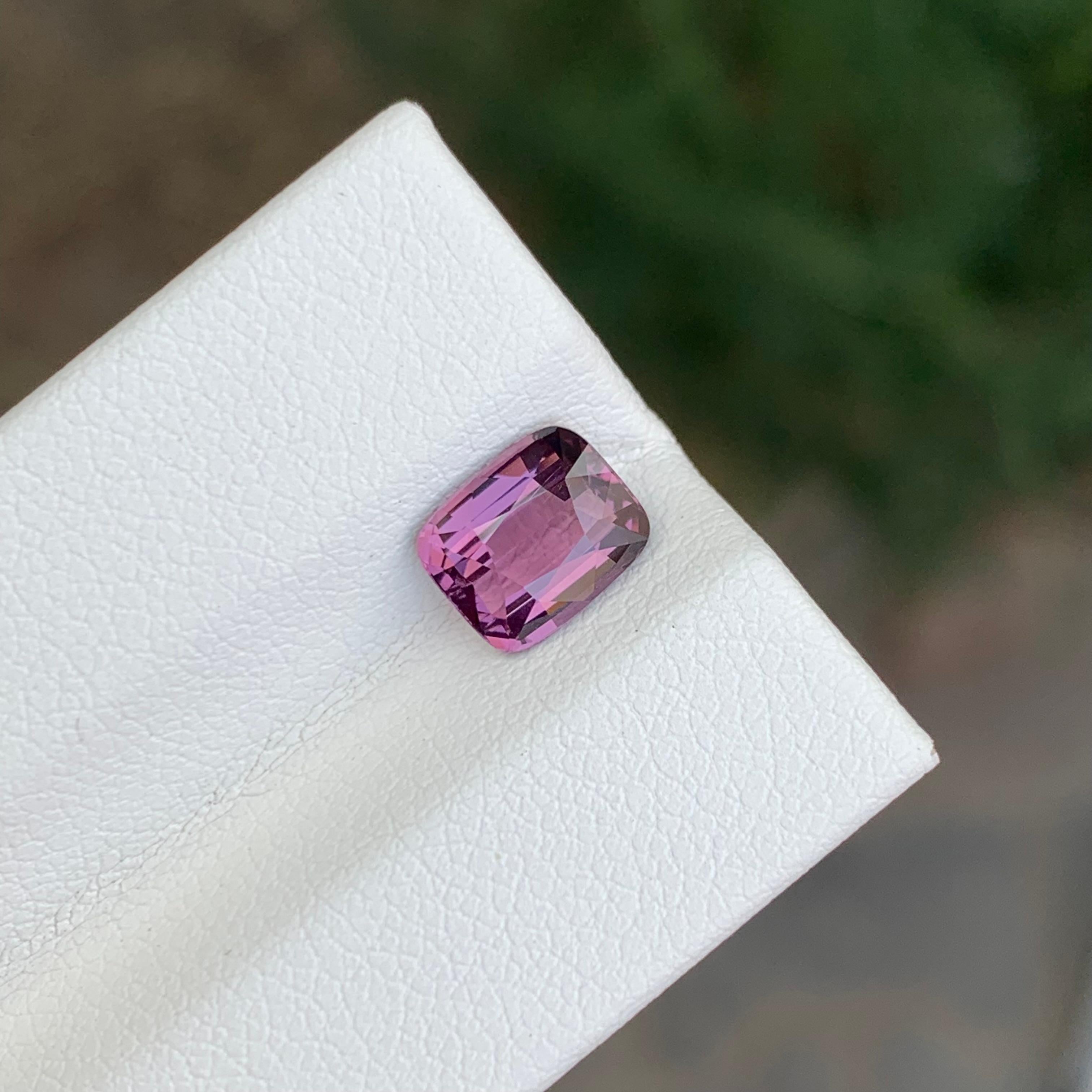 Spinello rosa sfaccettato

Peso : 1,55 Carati
Dimensioni: 7,3 x 6 x 3,9 mm
Trattamento: Non
Forma: Cuscino
Colore: Rosa violaceo

Lo spinello è una gemma affascinante, apprezzata per i suoi colori brillanti e la sua eccezionale limpidezza. Lo