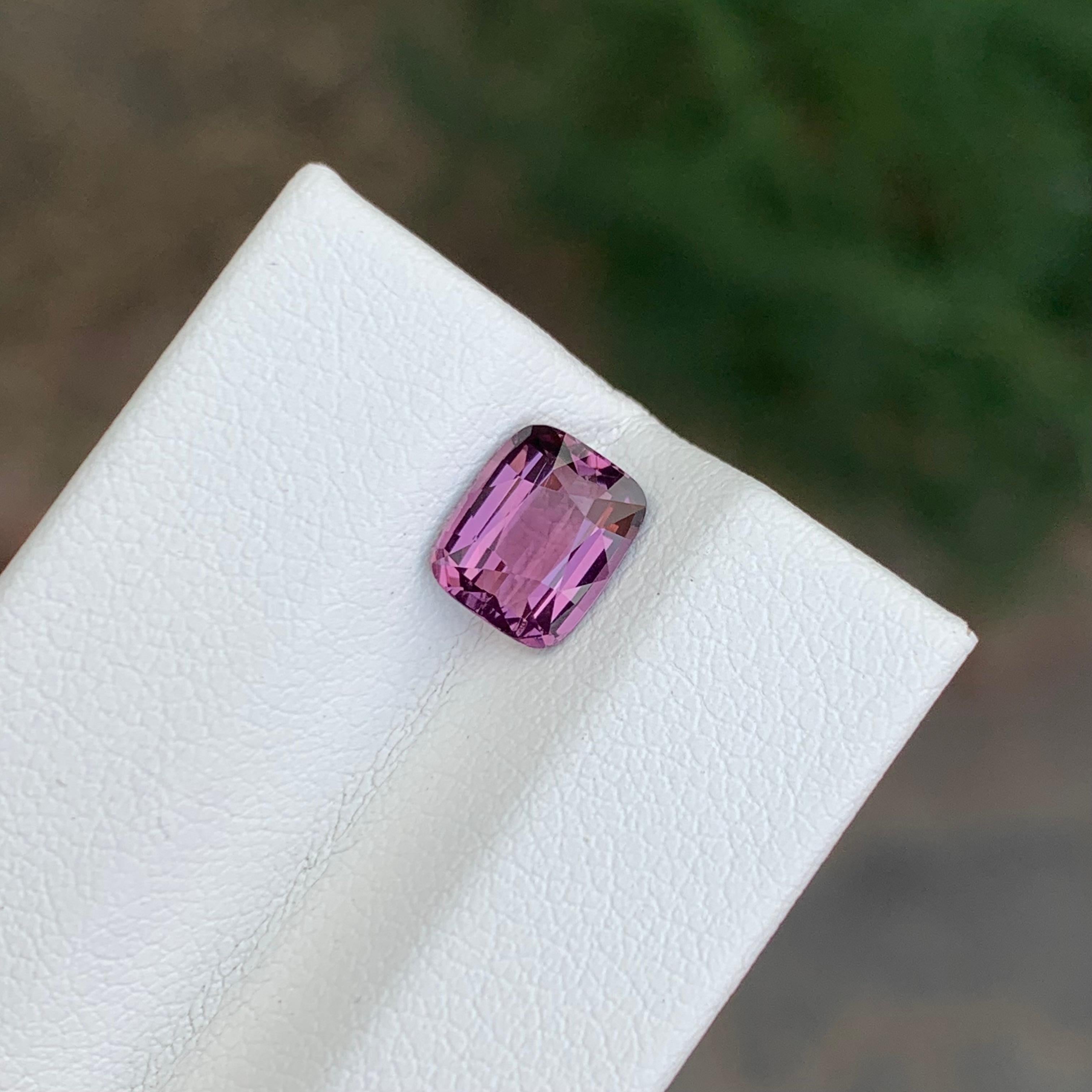 Arts and Crafts 1.55 Carati Nature Spinello rosa violaceo sciolto a forma di cuscino Gemma in vendita