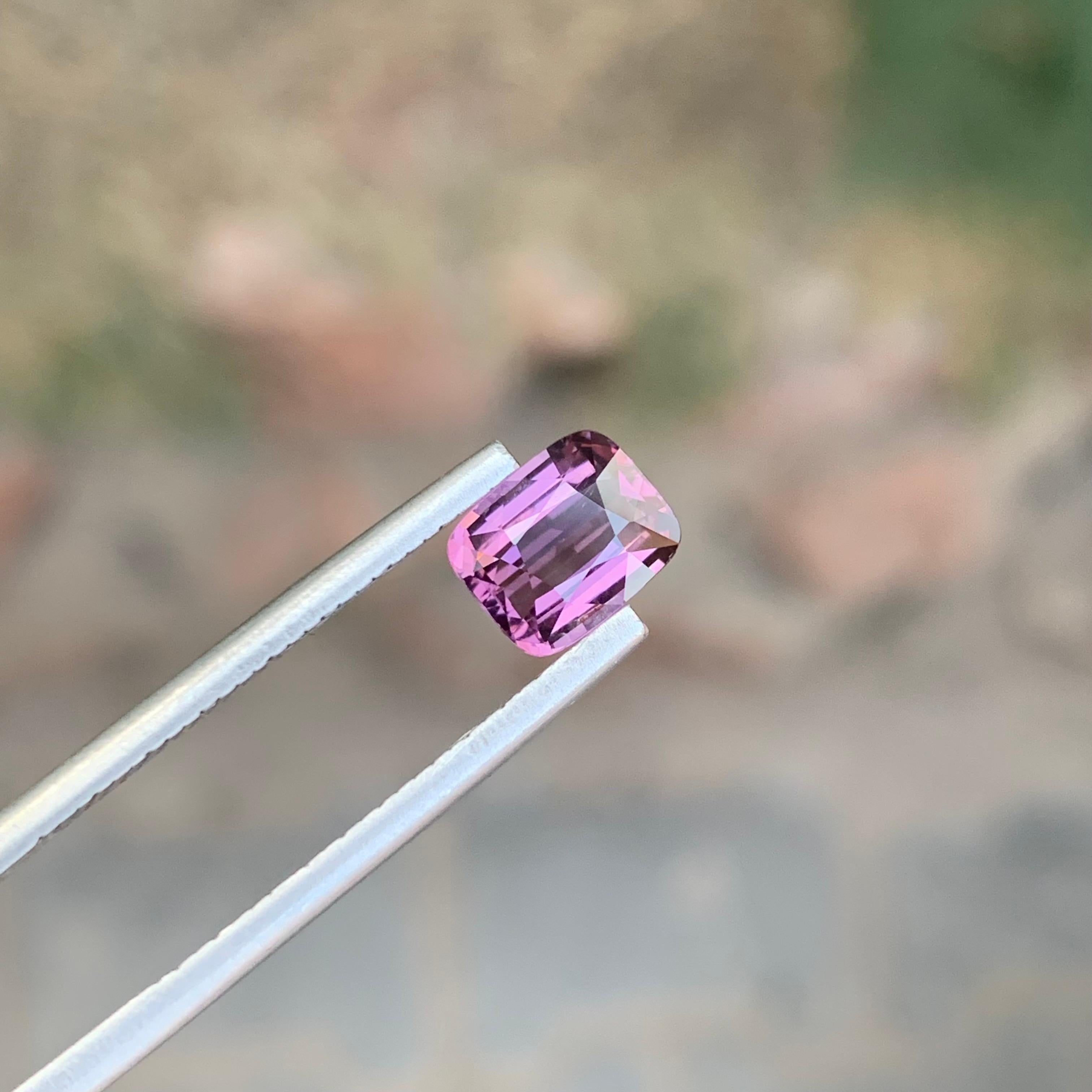 Taglio cuscino 1.55 Carati Nature Spinello rosa violaceo sciolto a forma di cuscino Gemma in vendita