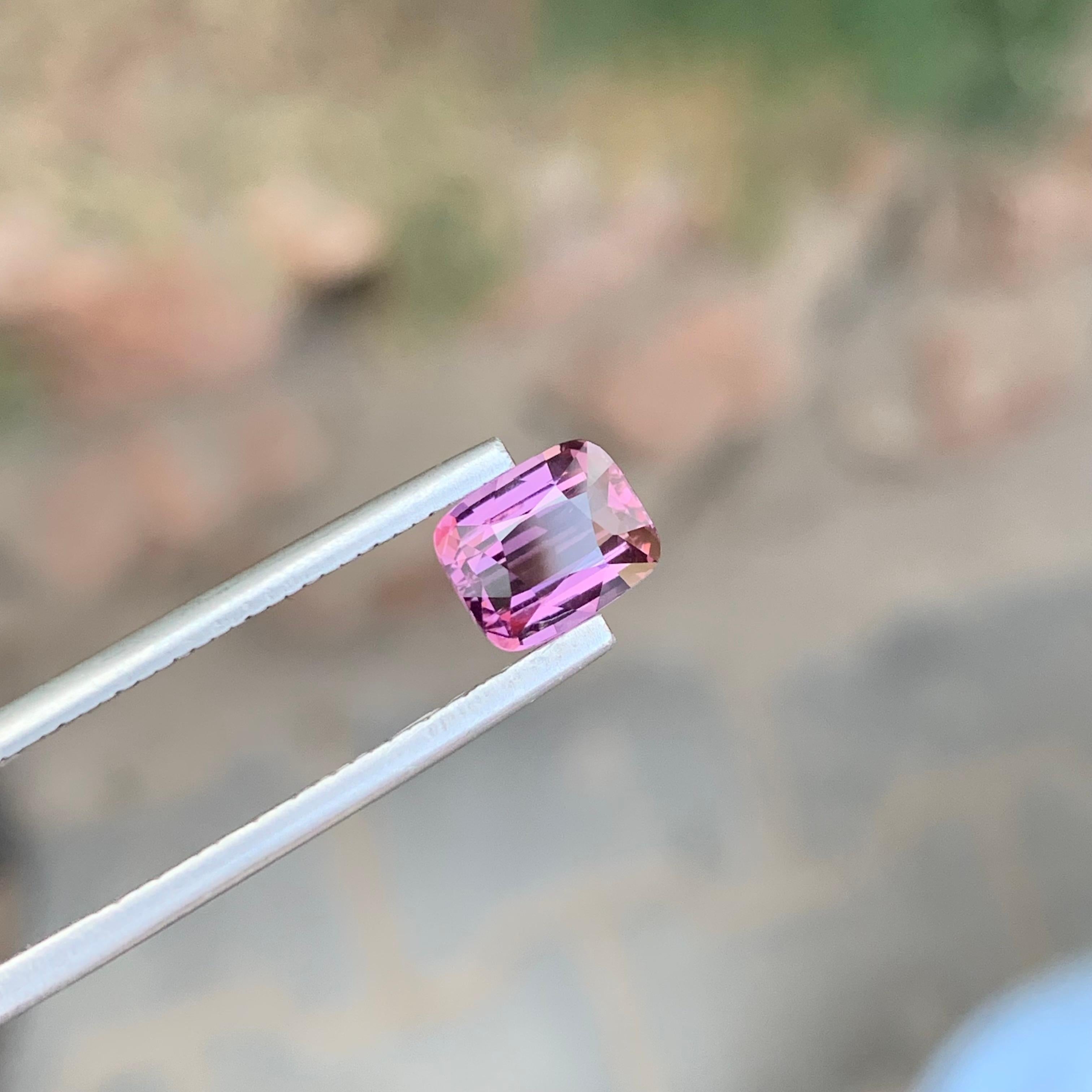 1.55 Carati Nature Spinello rosa violaceo sciolto a forma di cuscino Gemma In condizioni Nuovo in vendita a Peshawar, PK