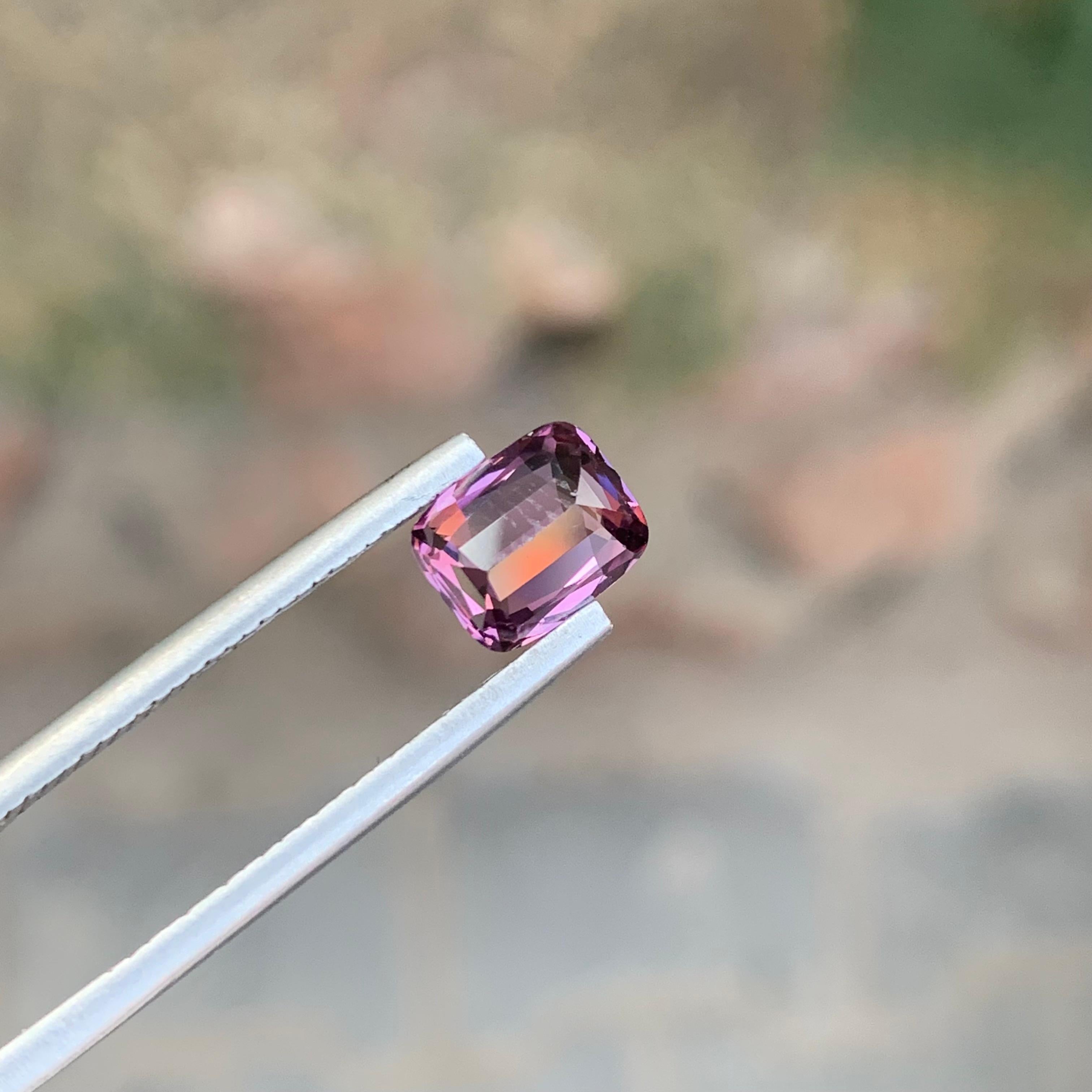 1.55 Carati Nature Spinello rosa violaceo sciolto a forma di cuscino Gemma in vendita 1