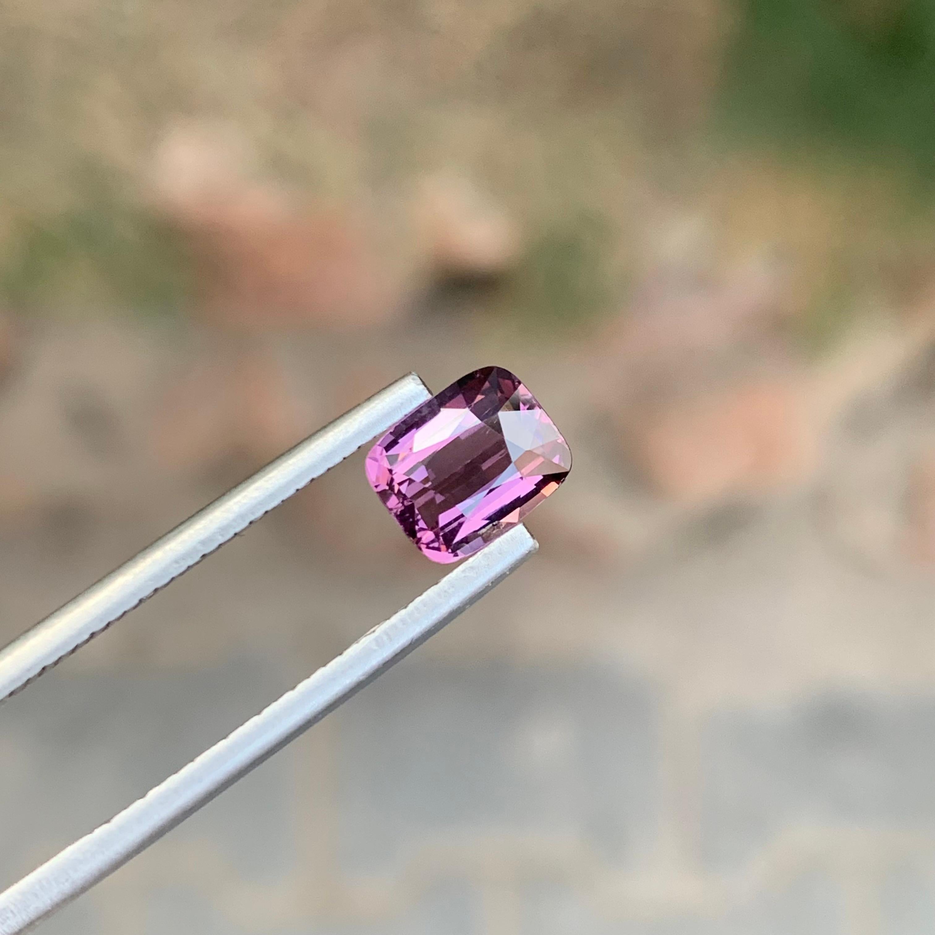 1.55 Carati Nature Spinello rosa violaceo sciolto a forma di cuscino Gemma in vendita 2