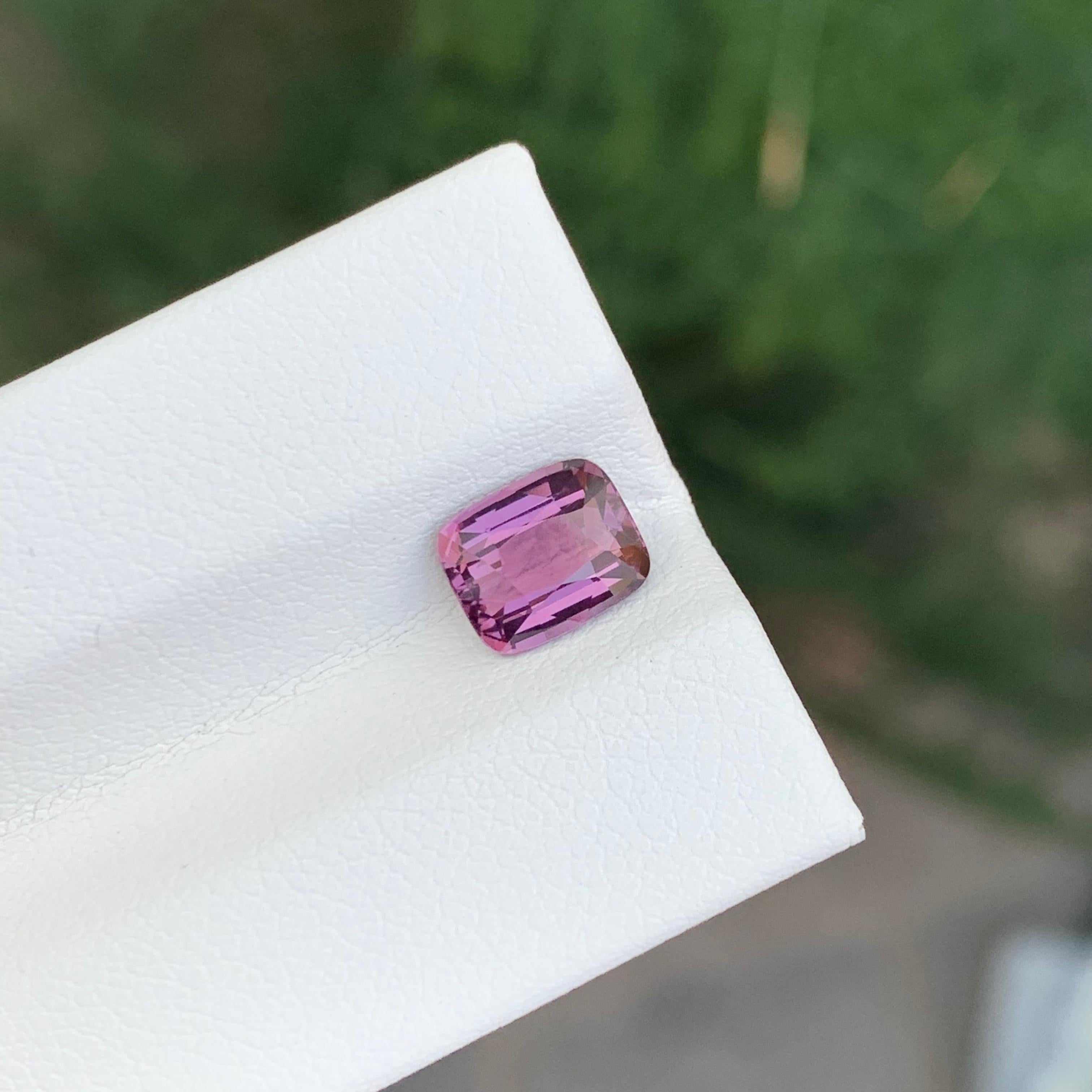 1.55 Carati Nature Spinello rosa violaceo sciolto a forma di cuscino Gemma in vendita 3