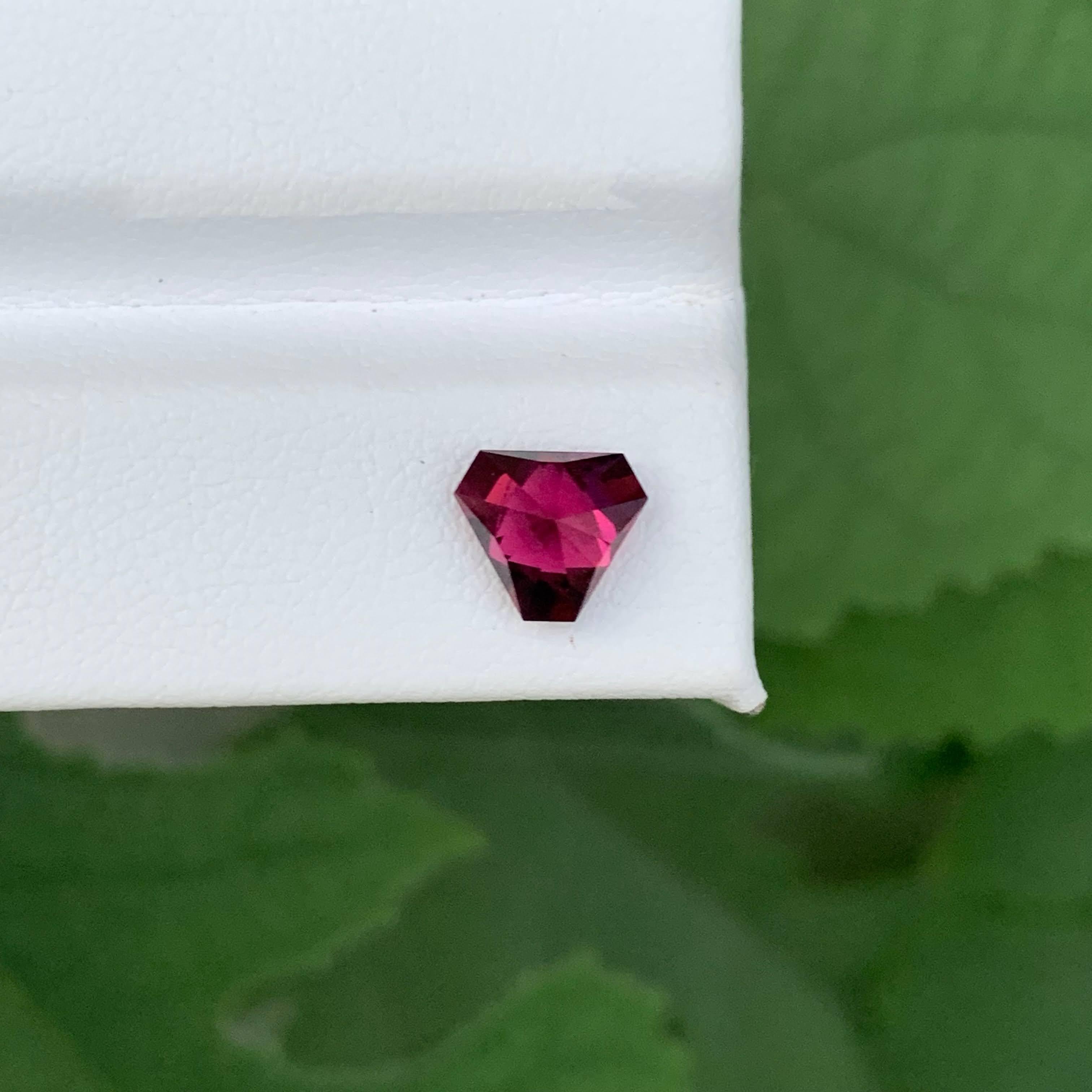 1,55 carati di granato rosso violaceo naturale sfuso con taglio a trilione Gemma africana in vendita 5