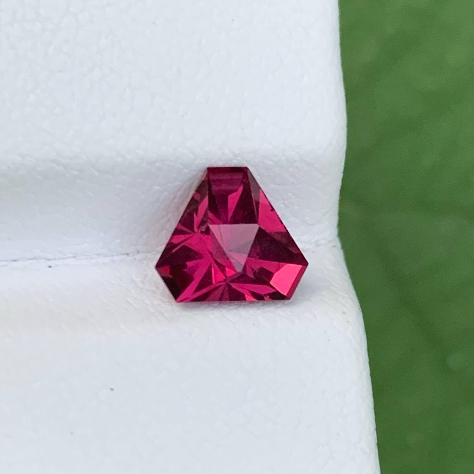 Peso 1,55 carati 
Dimensioni 6,8x6,8x5,0 mm
Trattamento Nessuno 
Origine Africa 
Chiarezza VVS 
Forma tagliata Trillion 





Celebra la bellezza senza tempo con questo granato rosso violaceo naturale sfuso da 1,55 carati, sapientemente realizzato