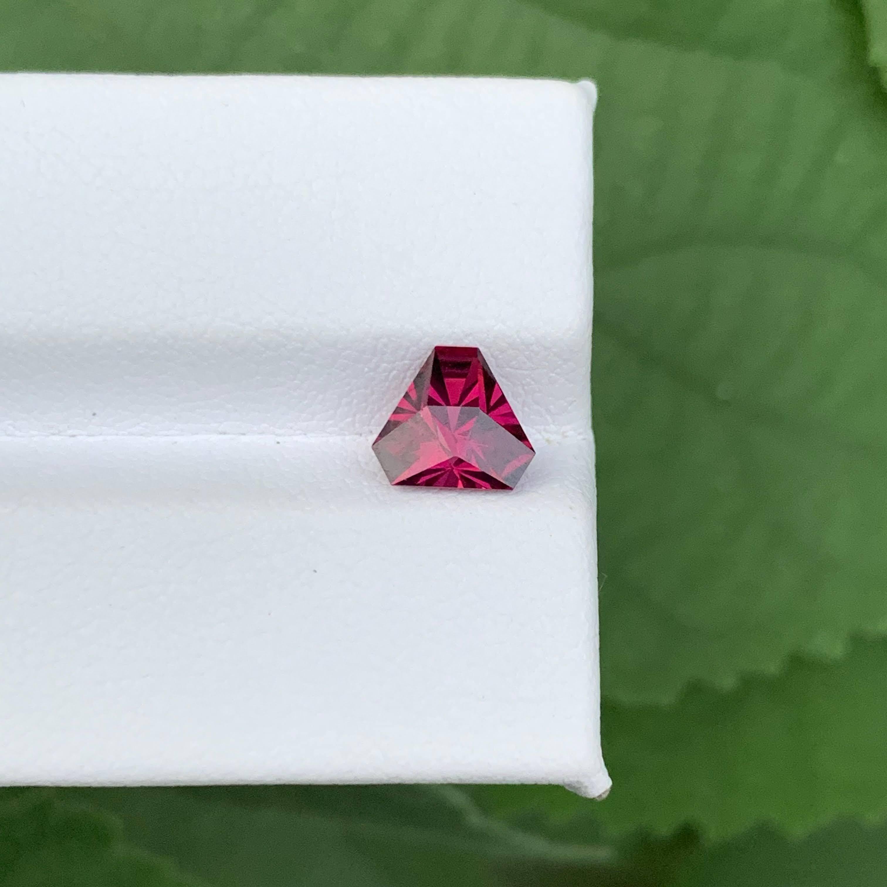 Moderno 1,55 carati di granato rosso violaceo naturale sfuso con taglio a trilione Gemma africana in vendita