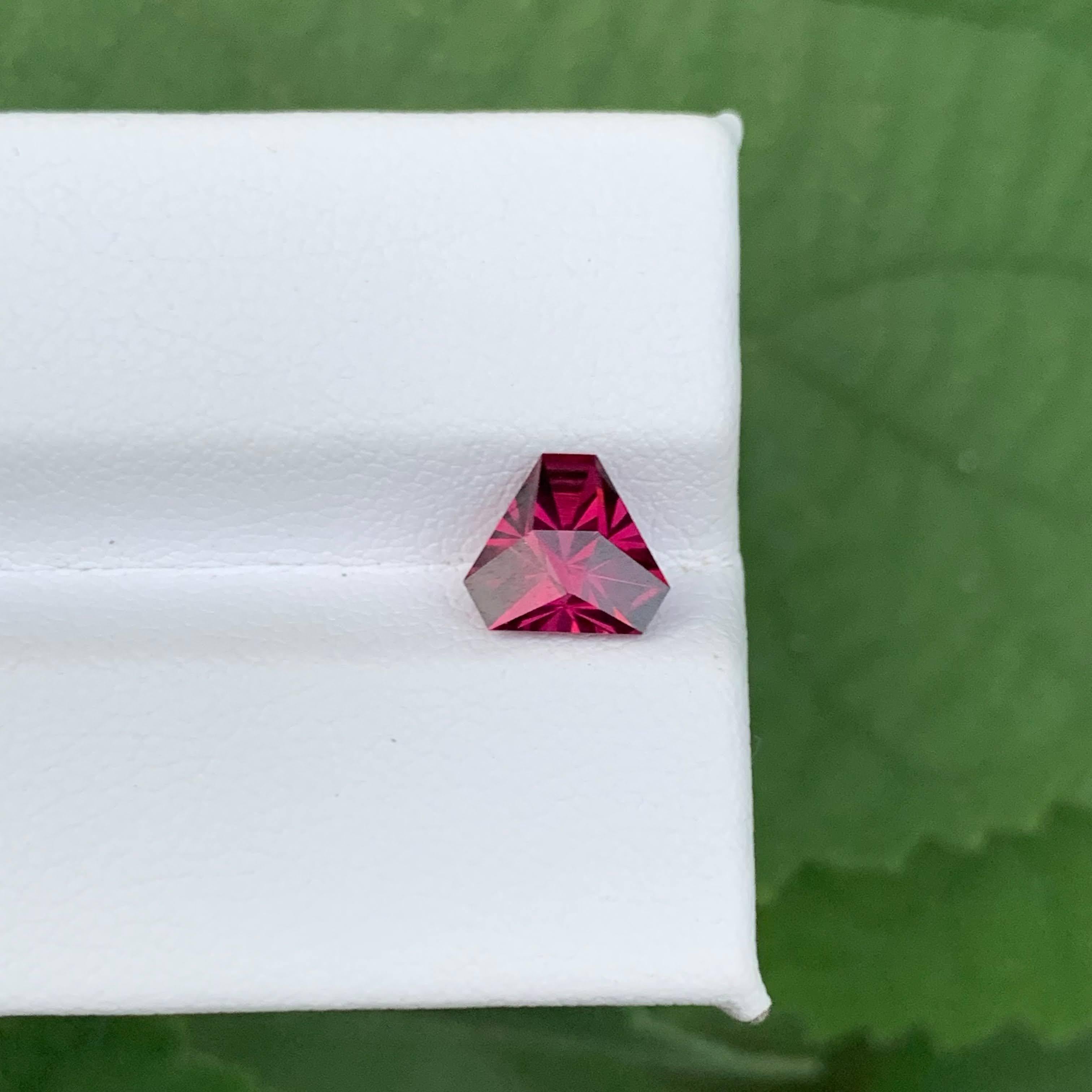 Taglio trillion 1,55 carati di granato rosso violaceo naturale sfuso con taglio a trilione Gemma africana in vendita