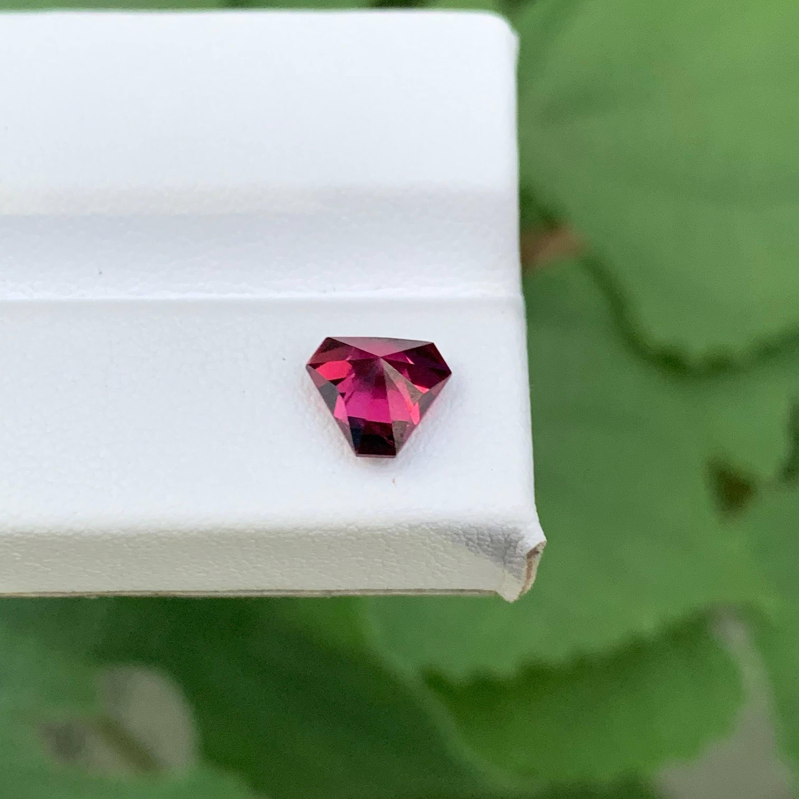 1,55 carati di granato rosso violaceo naturale sfuso con taglio a trilione Gemma africana in vendita 2