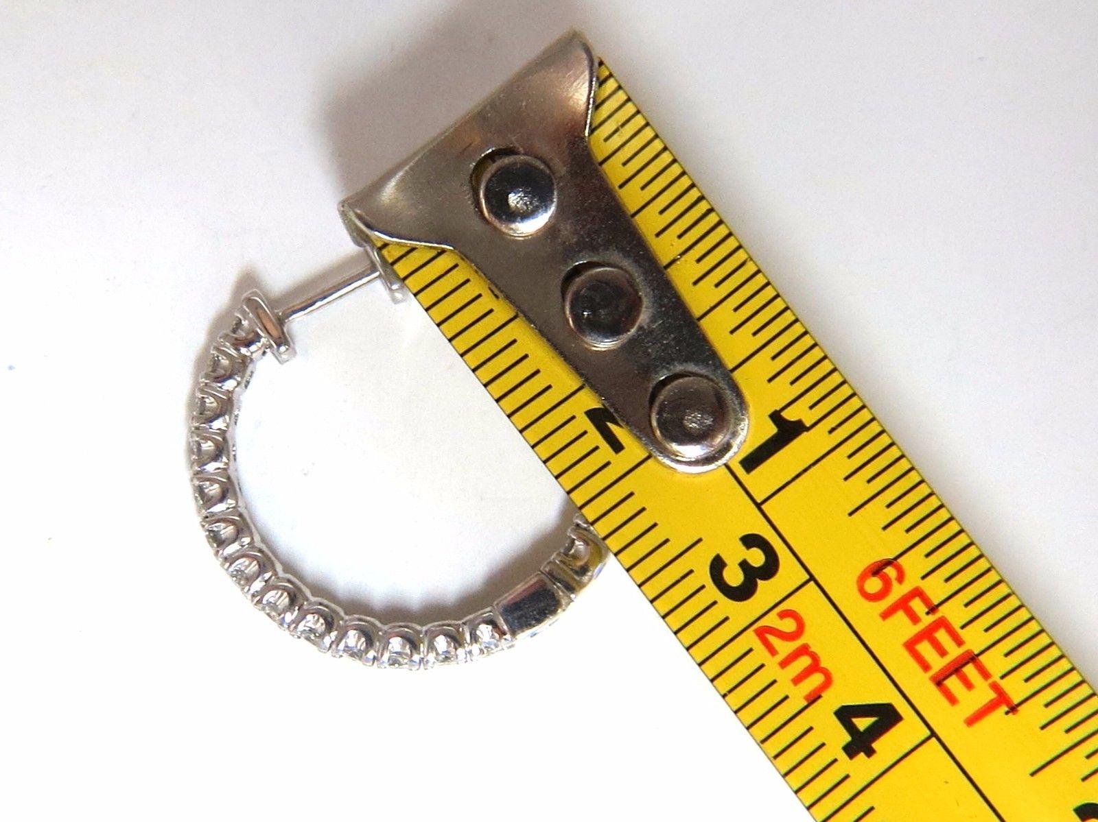 Moderno, Dentro e fuori.

 1,55ct. Orecchini a cerchio con diamanti naturali tondi e brillanti.

interno/esterno

Colore G, purezza VS-2

Tagli pieni, grande lucentezza.

1 pollice di diametro 

2,6 mm di larghezza

 7.6 grammi.

Oro bianco 14kt.