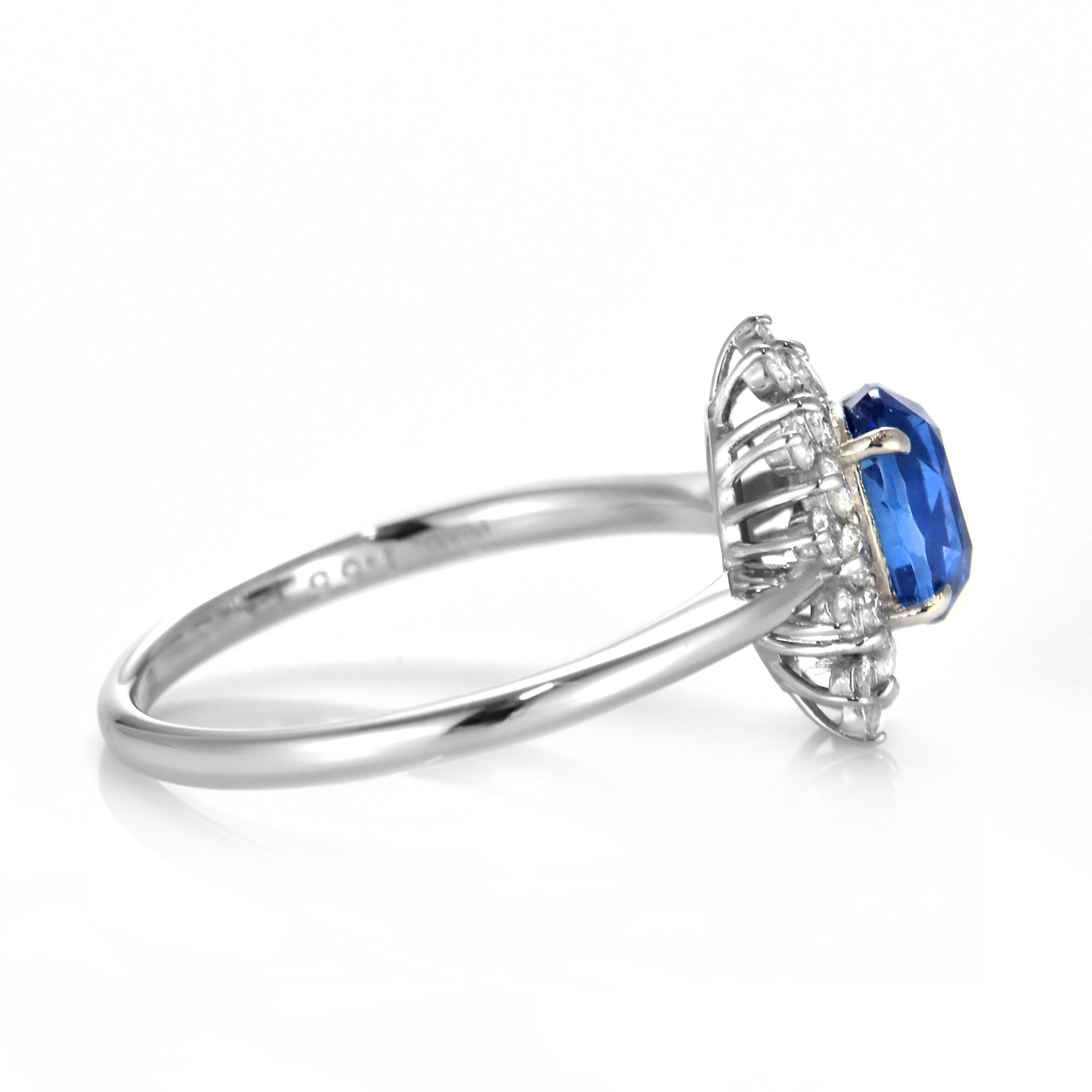 1.55 Carat Natural Sapphire and Diamond Ring Made in Platinum For Sale 2