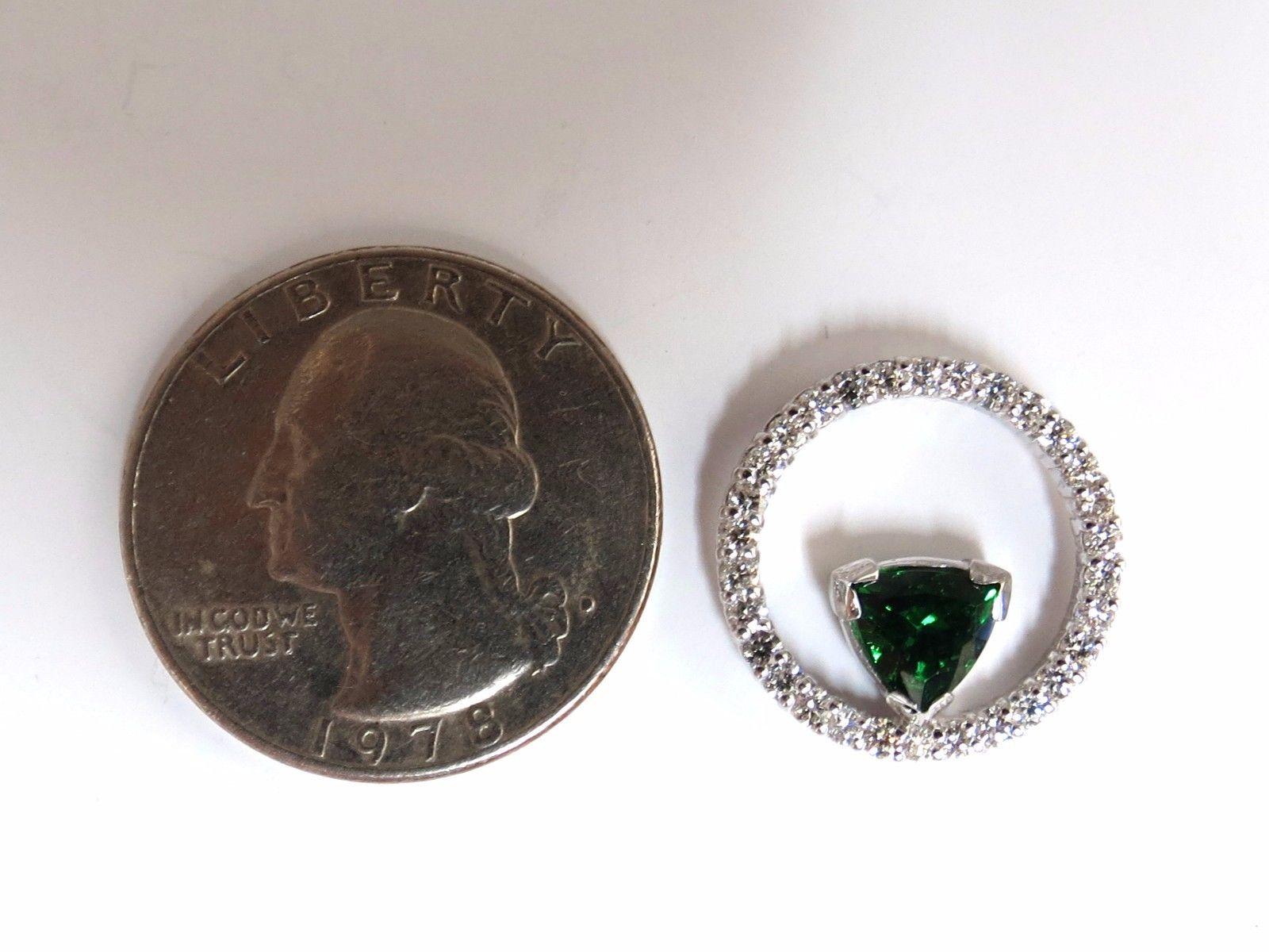Halo circulaire Déco

1.05ct. Pendentif en grenat tsavorite vert naturel.

Taille brillant Brillant

5.4mm 

Propreté, clarté et transparence

Couleur verte vive.



.50ct. de diamants ronds naturels

Couleur G Vs-2 clarté.

or blanc 14kt 

2.4