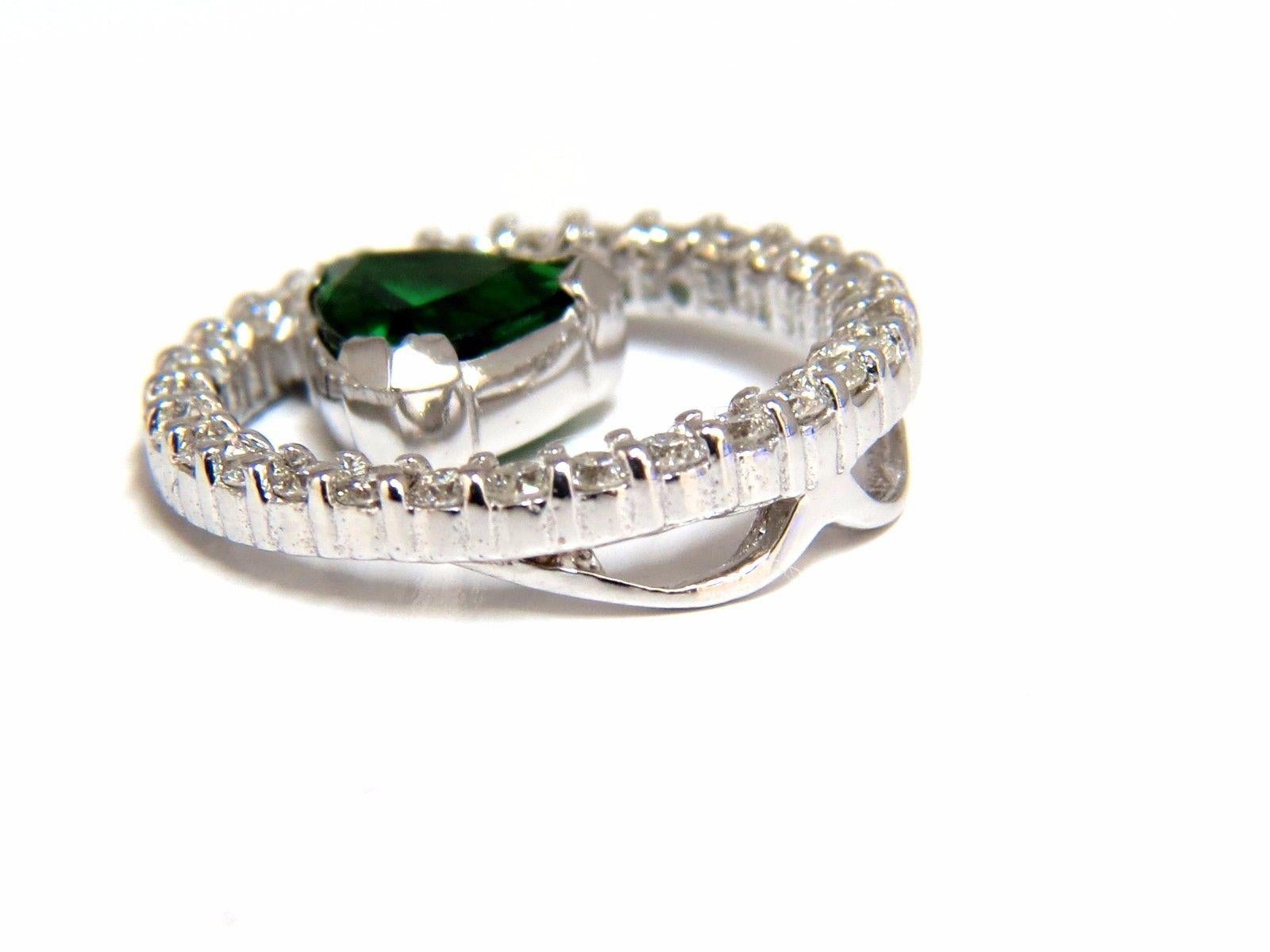 Taille trillion Pendentif circulaire en or 14 carats avec diamants et tsavorite naturelle de 1,55 carat en vente