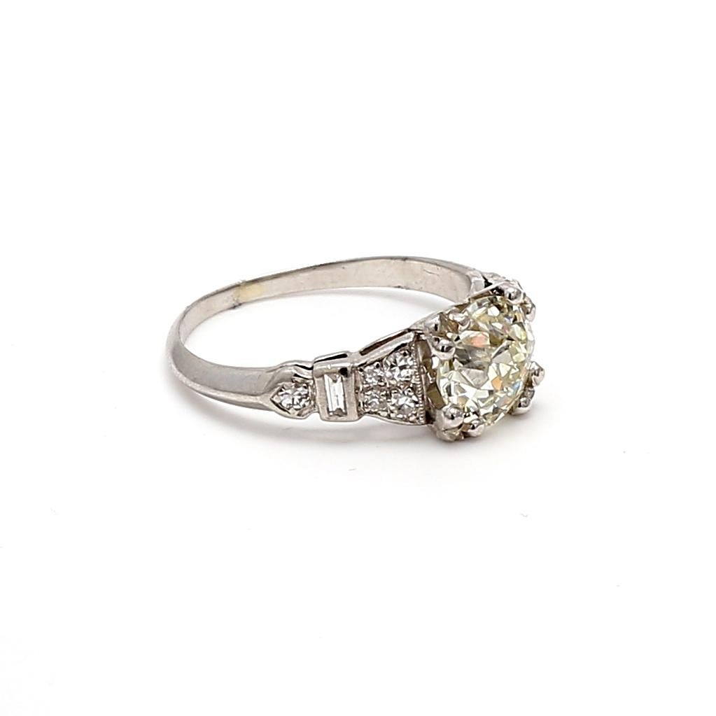 1.55 Carat Old European Cut M-VS2 Diamond Platinum Art Deco Ring In Good Condition For Sale In New York, NY