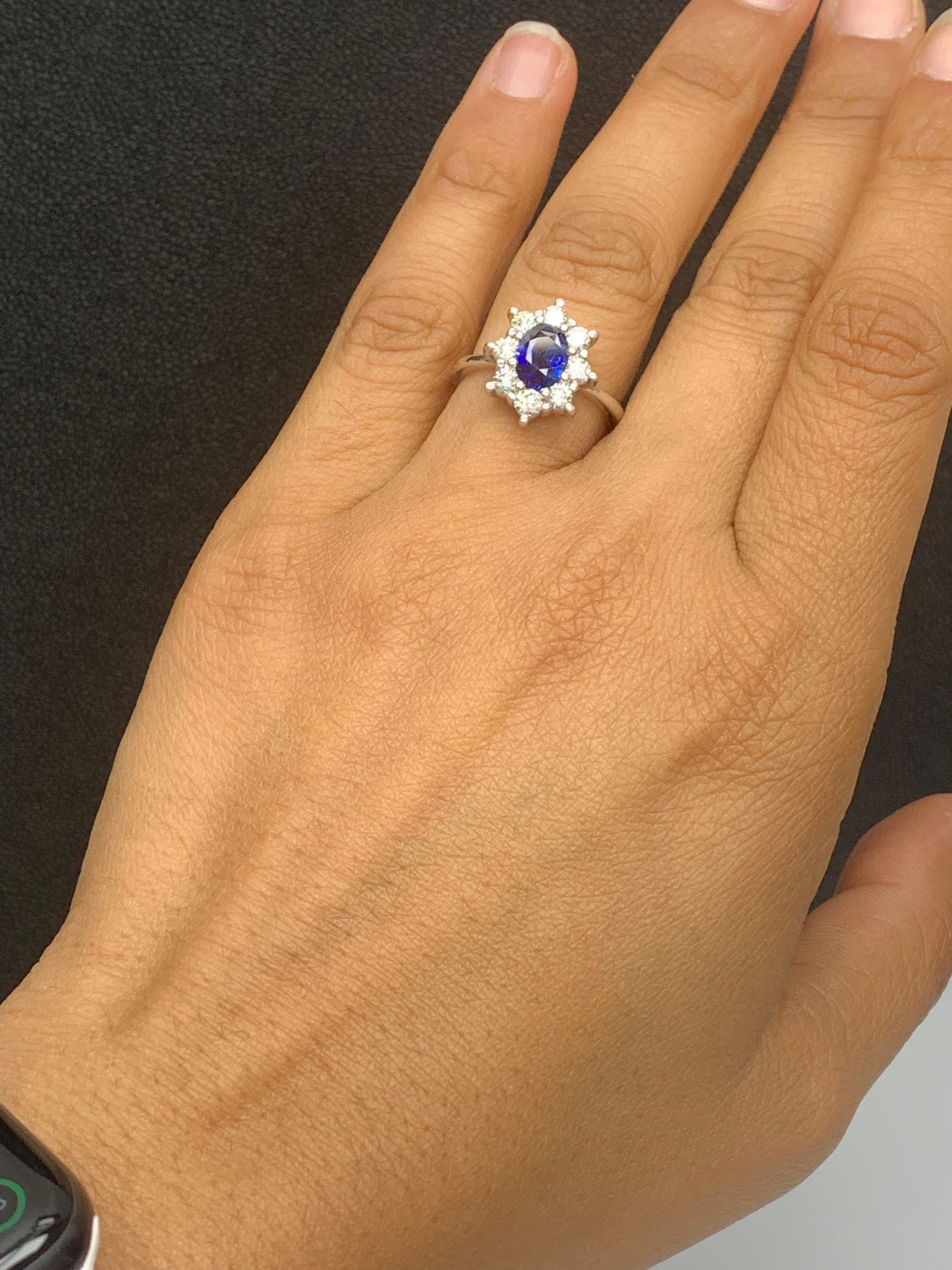 Bague en or blanc 14 carats avec saphir bleu de taille ovale 1,55 carat et diamants en vente 4