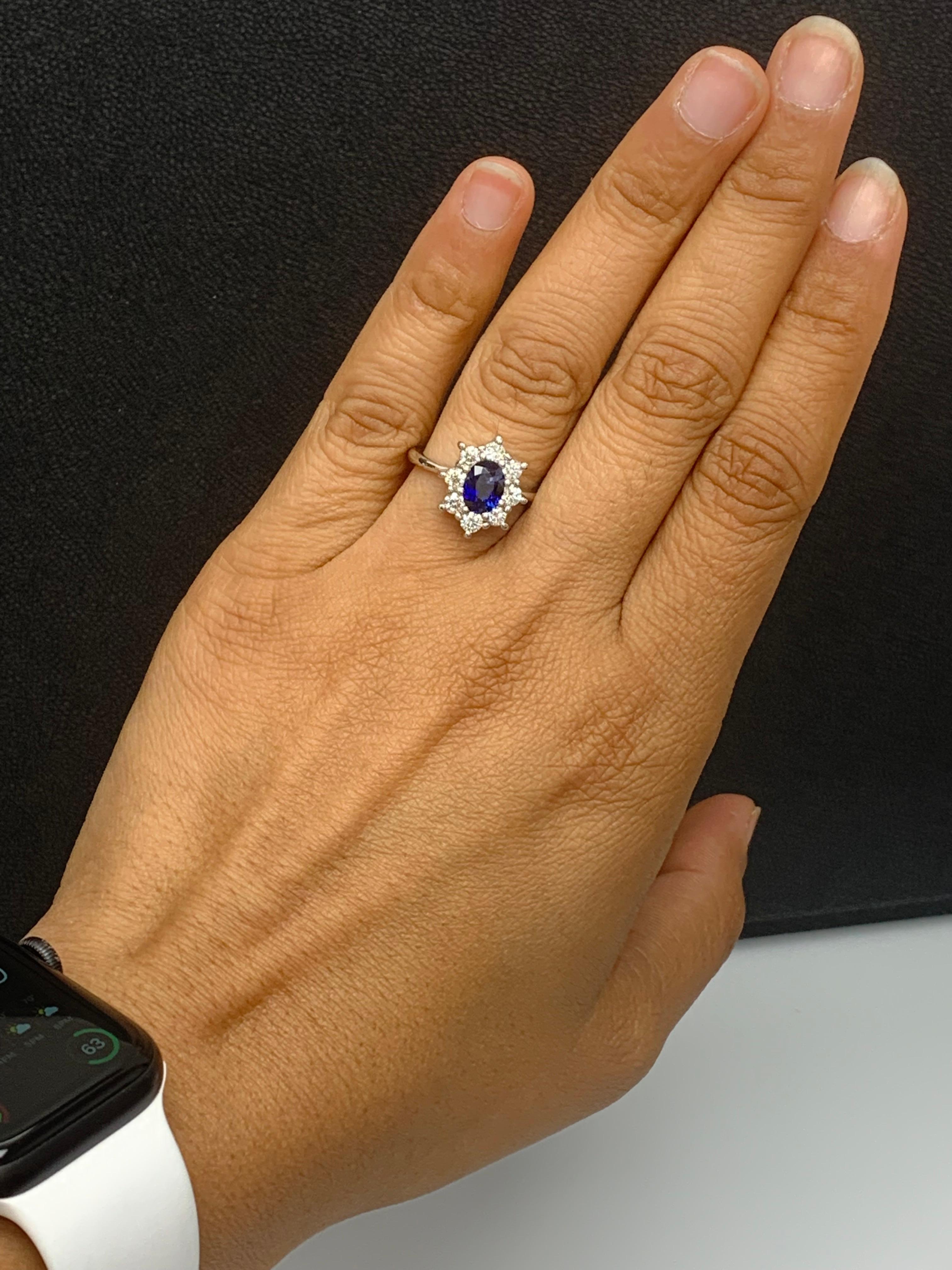 Bague en or blanc 14 carats avec saphir bleu de taille ovale 1,55 carat et diamants en vente 6