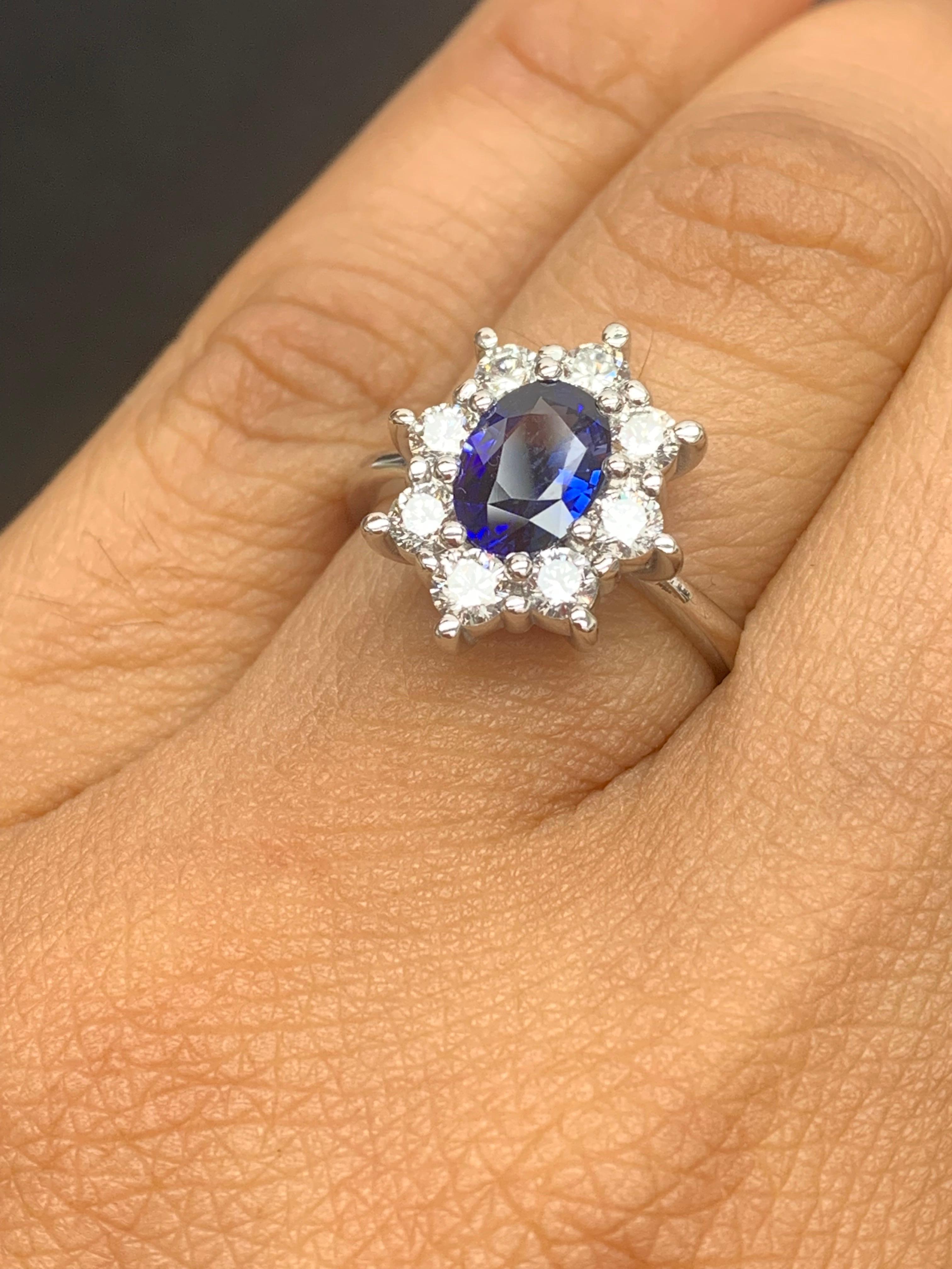 Moderne Bague en or blanc 14 carats avec saphir bleu de taille ovale 1,55 carat et diamants en vente