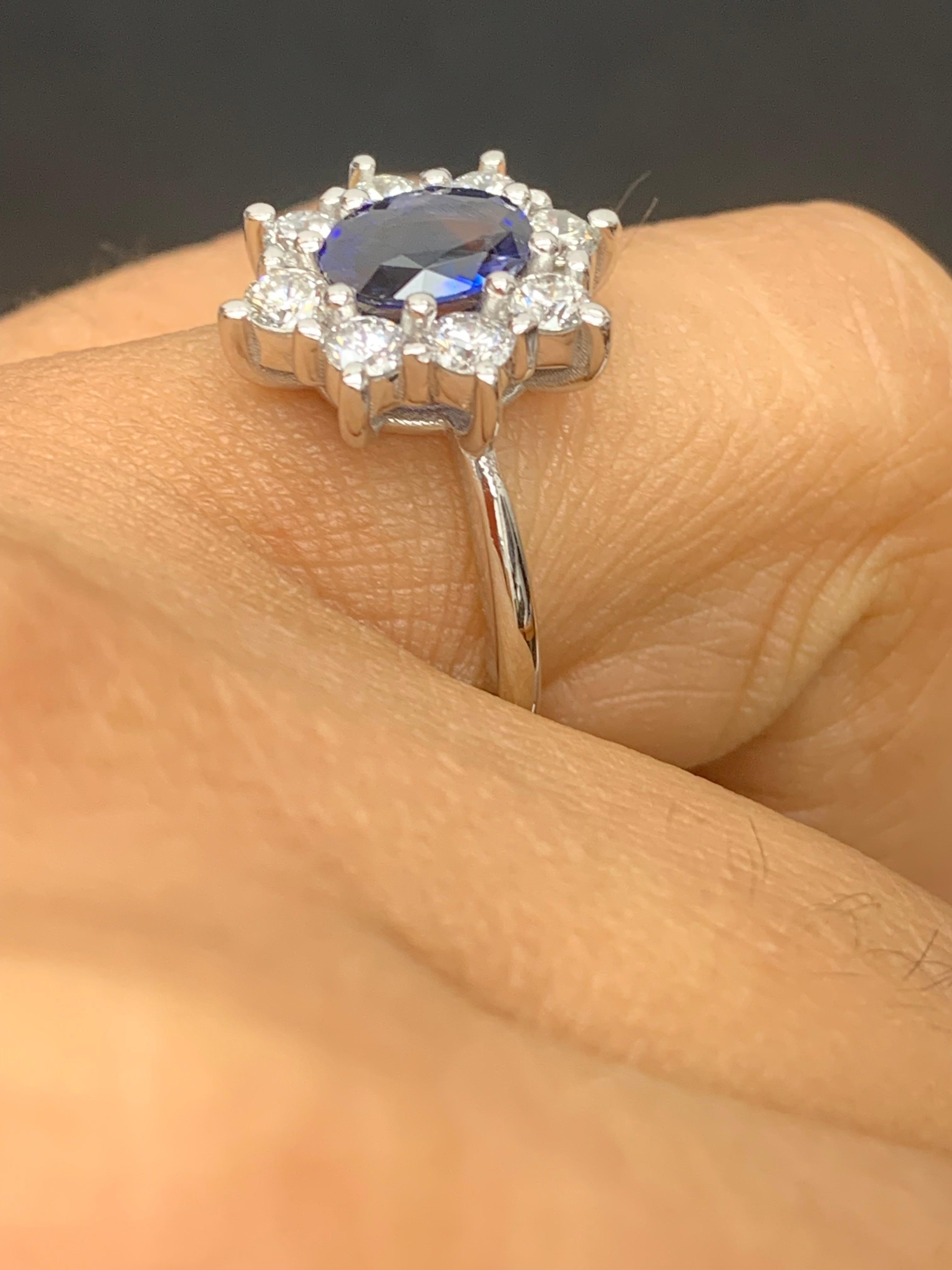 Bague en or blanc 14 carats avec saphir bleu de taille ovale 1,55 carat et diamants Neuf - En vente à NEW YORK, NY