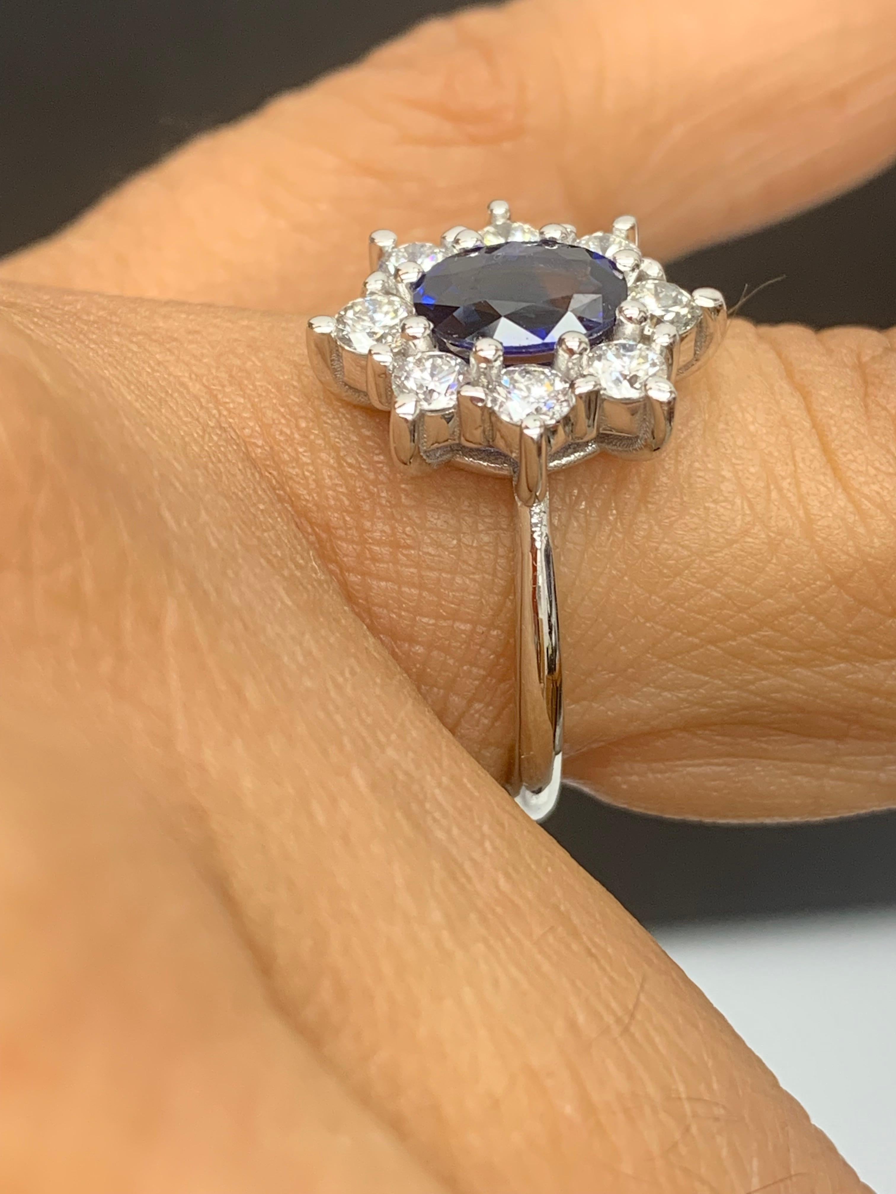 Bague en or blanc 14 carats avec saphir bleu de taille ovale 1,55 carat et diamants Pour femmes en vente