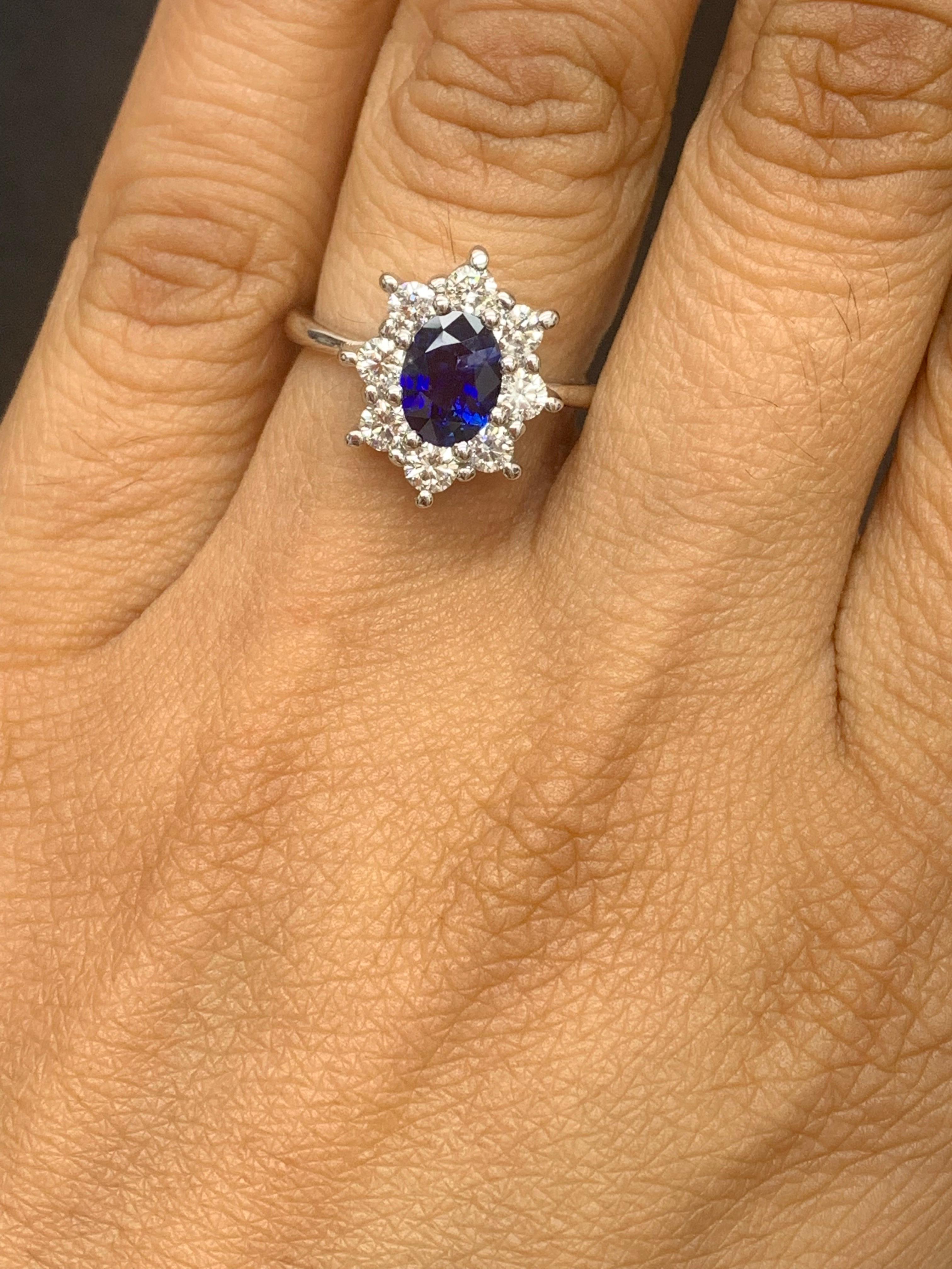 Bague en or blanc 14 carats avec saphir bleu de taille ovale 1,55 carat et diamants en vente 1