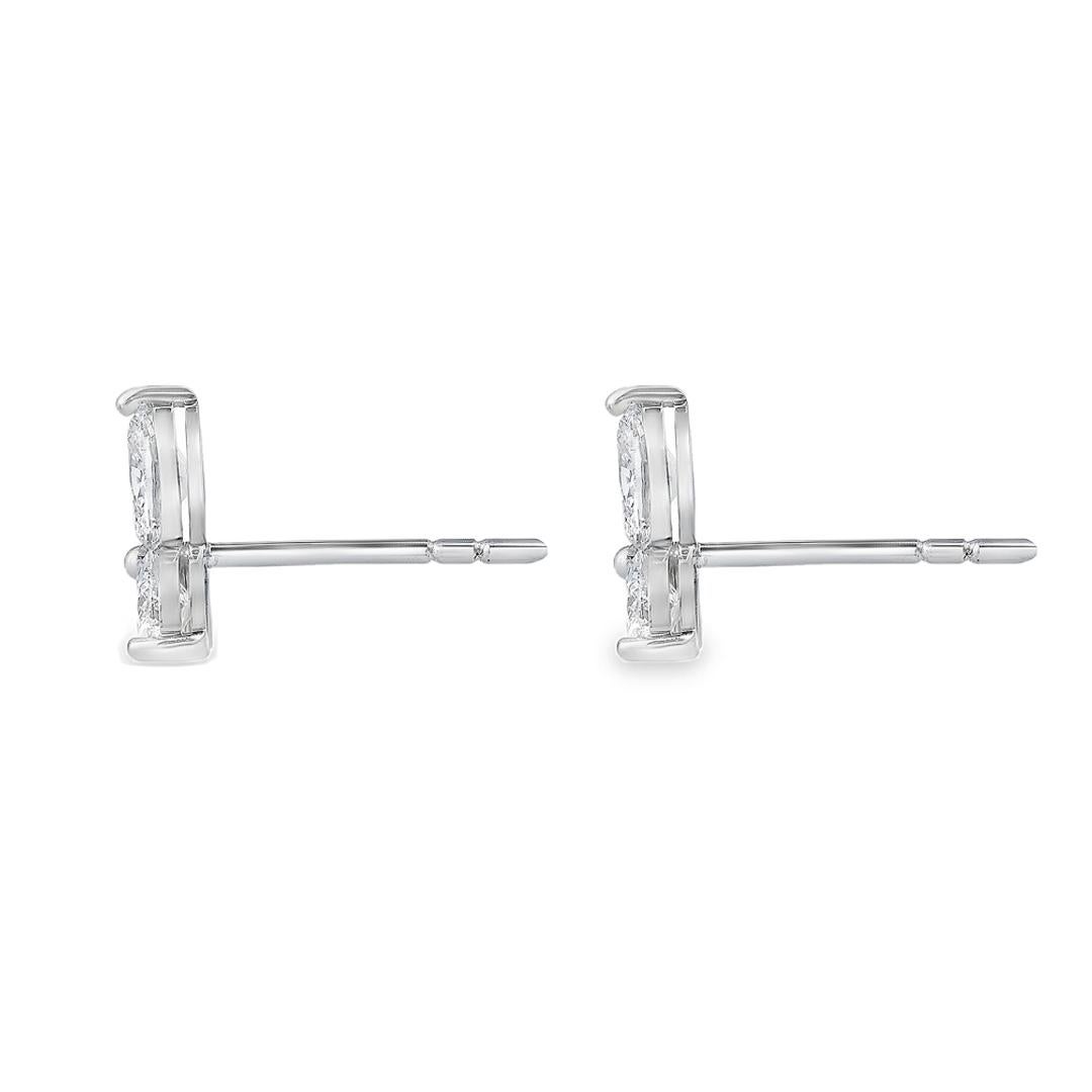 Une paire de boucles d'oreilles simples et chics mettant en valeur trois diamants de taille ovale disposés dans un motif floral. Ces diamants pèsent 1,55. Finement réalisé en platine.

Roman Malakov est une maison sur mesure, spécialisée dans la