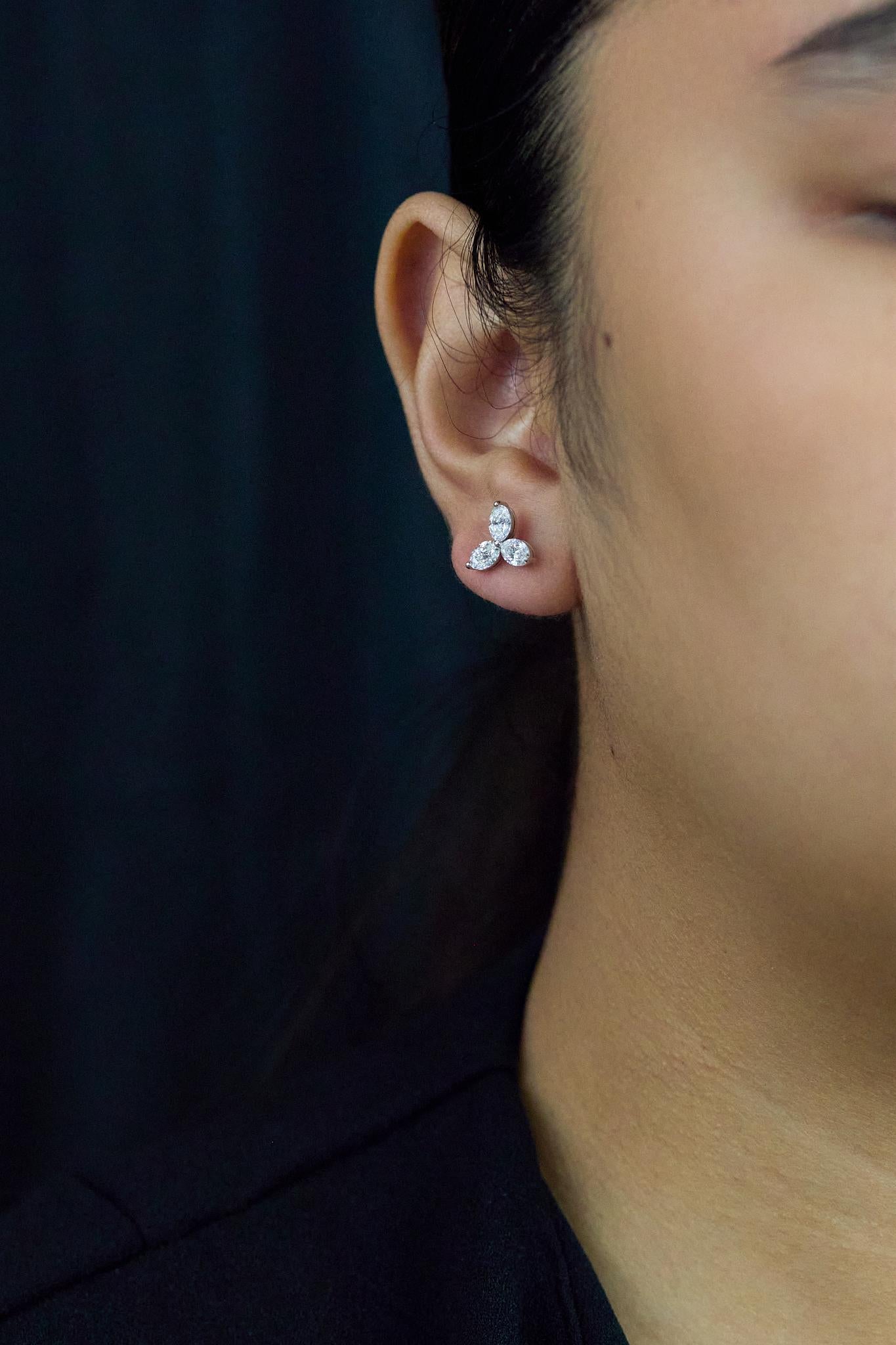 Taille ovale Boucles d'oreilles florales en platine avec diamant ovale de 1,55 carat en vente