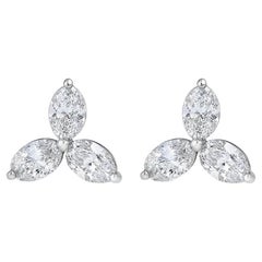 Boucles d
oreilles florales en platine avec diamant ovale de 1,55 carat