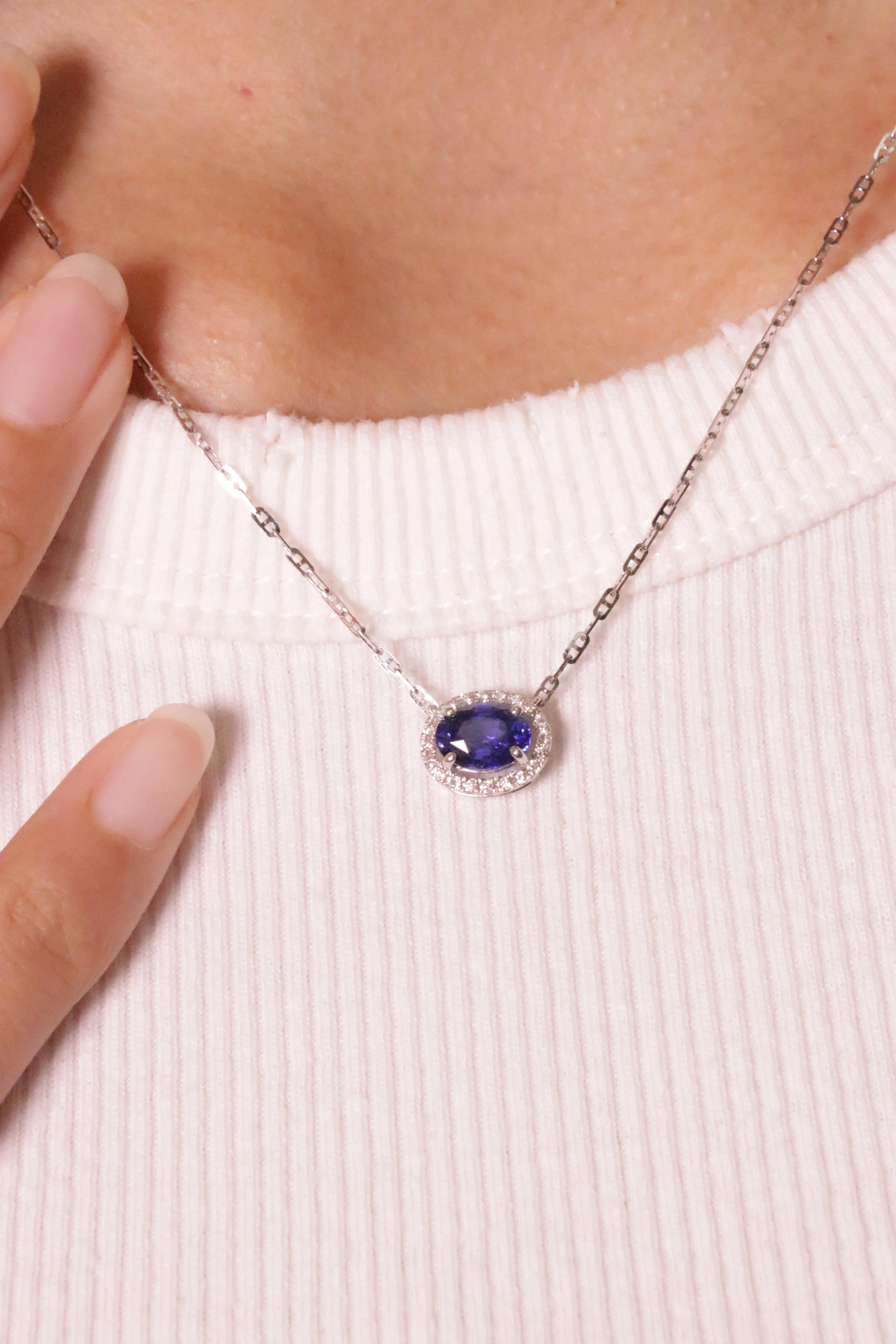 Collier pendentif en saphir bleu vif taille ovale 1,55 carat et diamants blancs Unisexe en vente