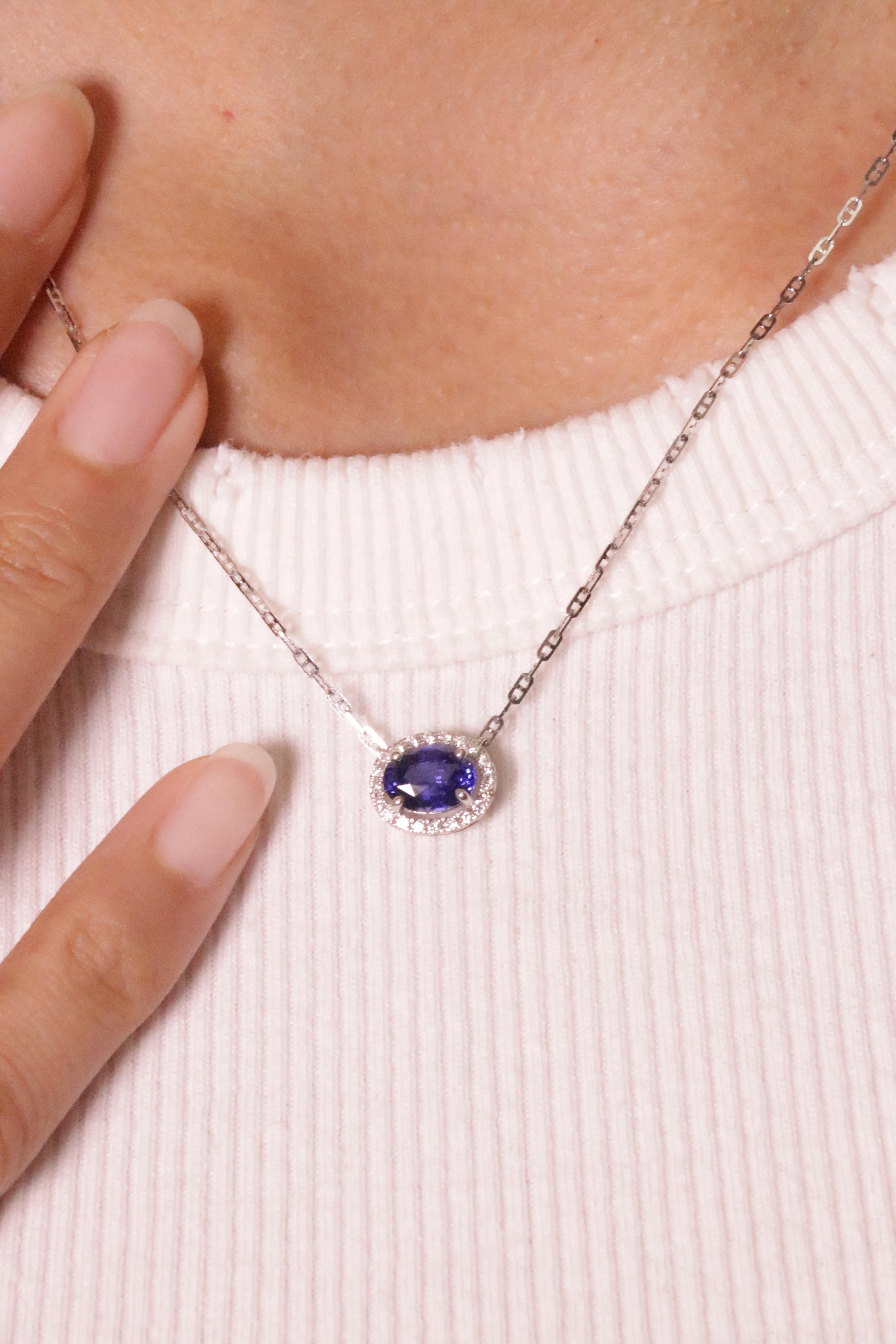 Collier pendentif en saphir bleu vif taille ovale 1,55 carat et diamants blancs en vente 1