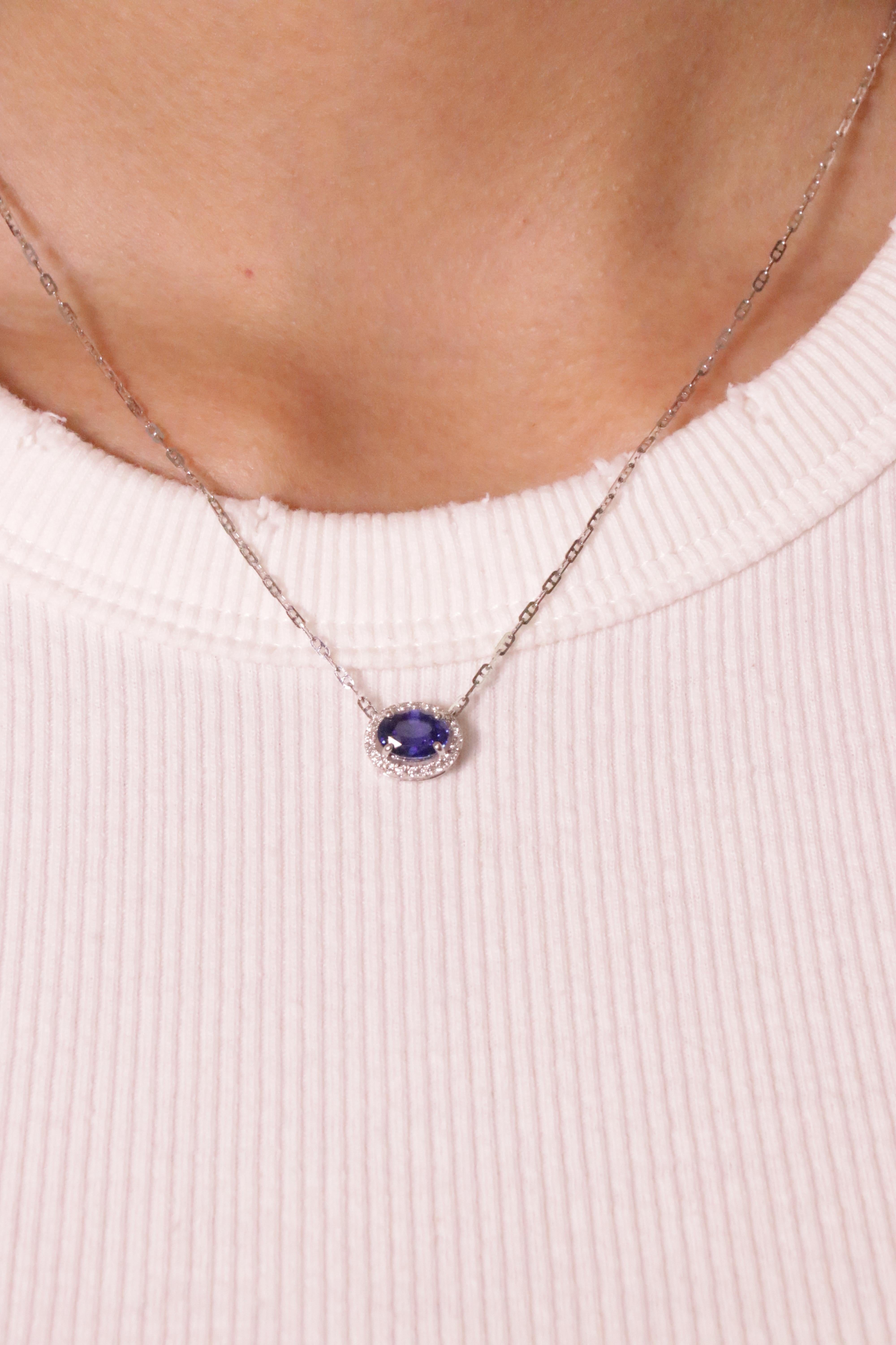 Collier pendentif en saphir bleu vif taille ovale 1,55 carat et diamants blancs en vente 2