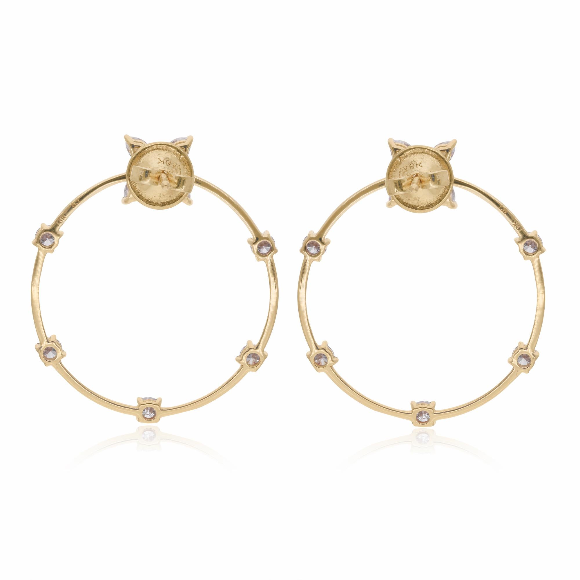 I diamanti a forma di pera, per un totale di 1,55 carati, emanano brillantezza e scintillio, affascinando lo sguardo con la loro elegante silhouette e il loro fascino ardente. Racchiusi all'interno di un cerchio d'oro giallo scintillante, i diamanti