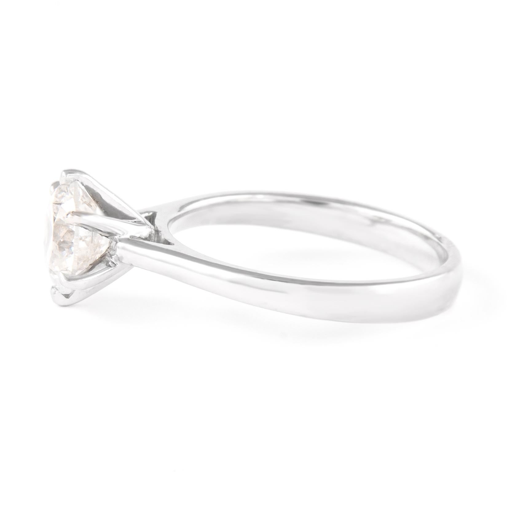 Taille ronde 1.55 Carat Round Brilliante Diamond Engagement Ring 18 Karat White Gold en vente