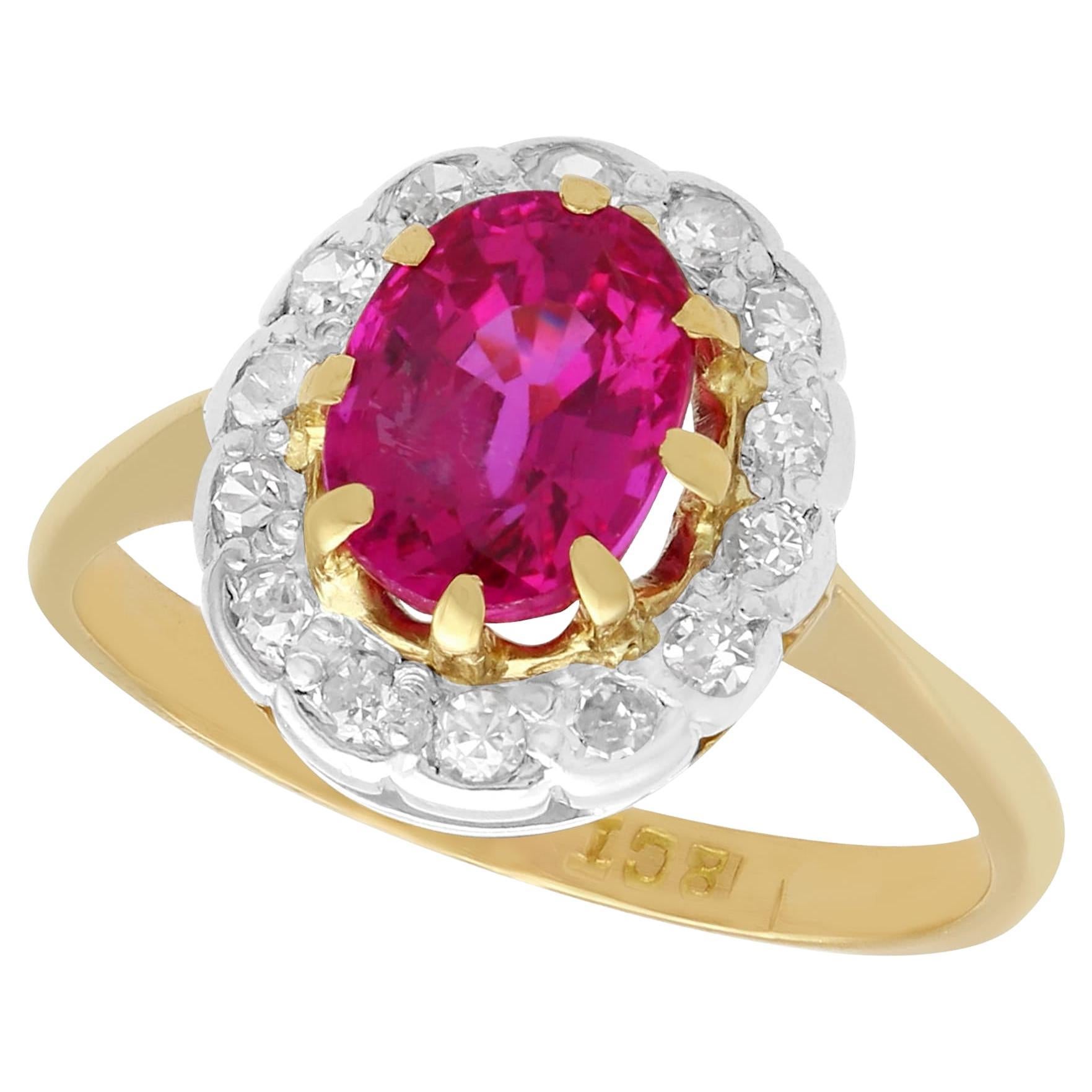 1,55 Karat Rubin und Diamant Gelbgold Cluster Ring im Angebot