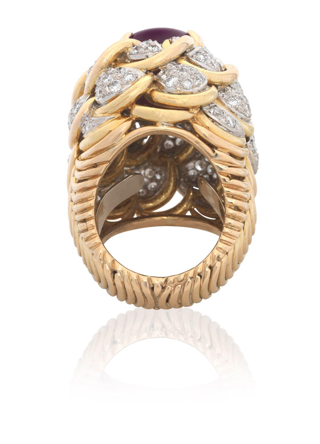 Anillo de oro bombé y diamantes con cabujón de rubí estrella de 15,5 quilates Cabujón en venta