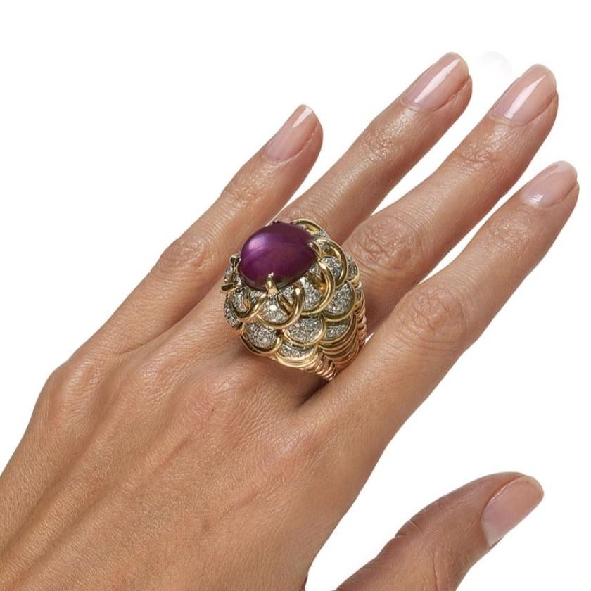 Anillo de oro bombé y diamantes con cabujón de rubí estrella de 15,5 quilates en Excelente estado para la venta en New York, NY