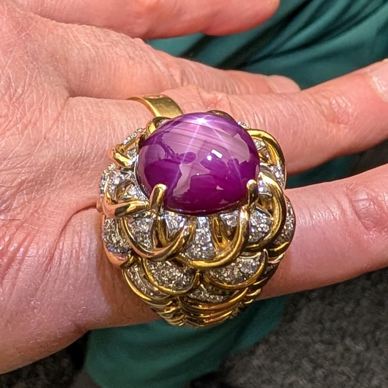 Femenino o masculino Anillo de oro bombé y diamantes con cabujón de rubí estrella de 15,5 quilates en venta