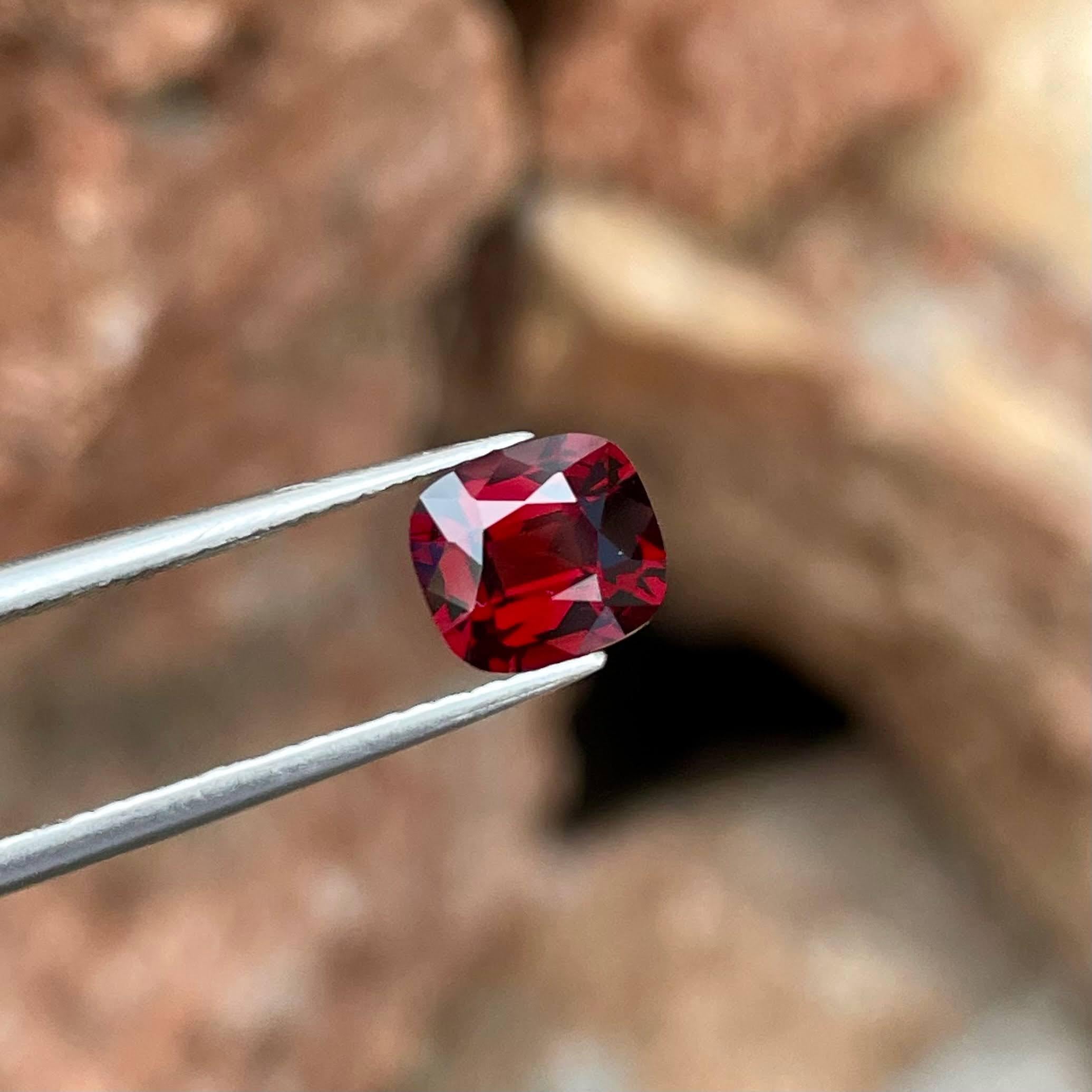  1.55 Carats Deep Red Burmese Loose Spinel Stone Cushion Cut Natural Gemstone In New Condition For Sale In Bangkok, TH