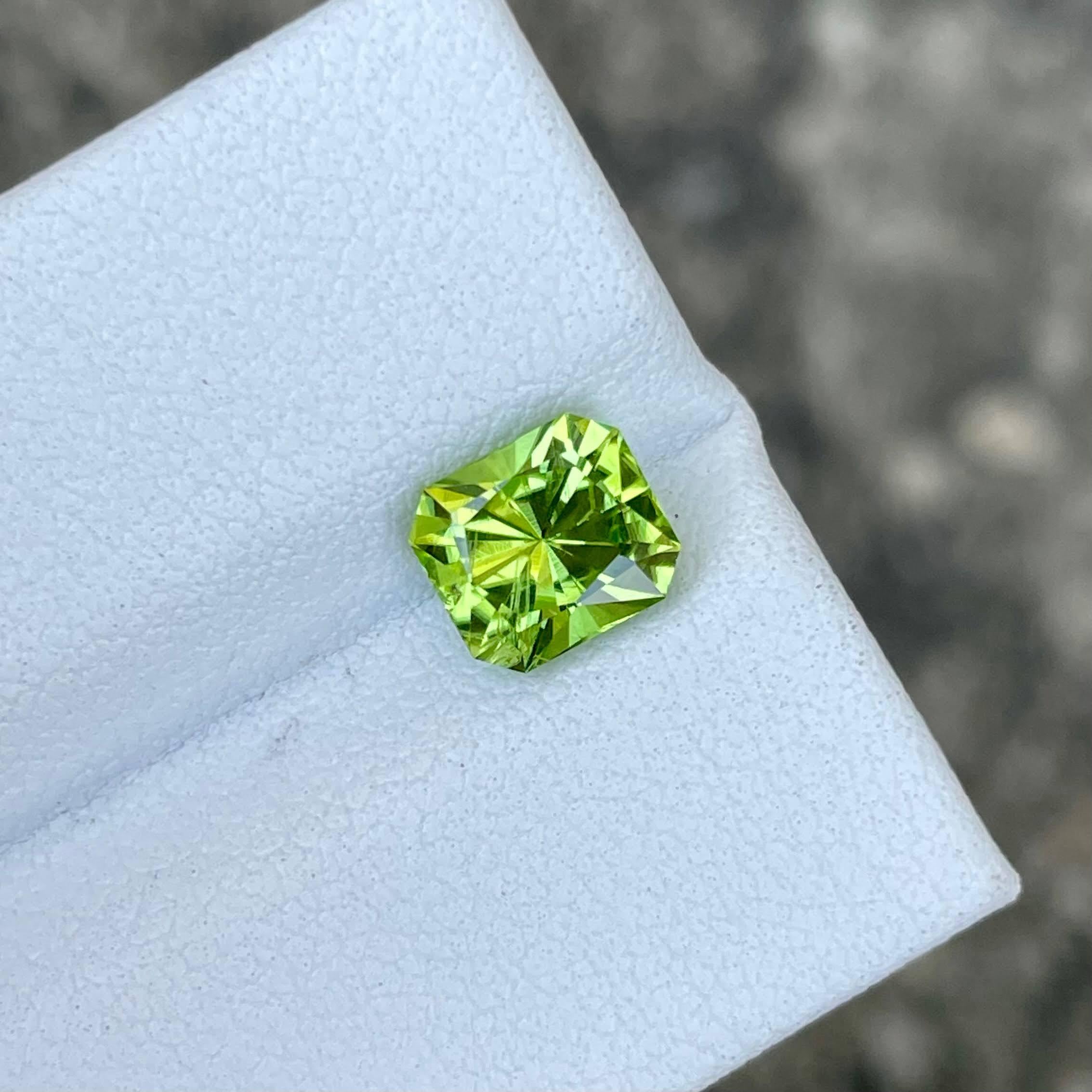 Gewicht 1,55 Karat 
Abmessungen 6,9x6,1x4,7 mm
Behandlung keine 
Herkunft Pakistan 
Klarheit SI 
Form Achteck 
Maßgeschneiderte Präzision schneiden 


Bestaunen Sie die faszinierende Schönheit eines 1.55 Karat schweren apfelgrünen Peridots, der