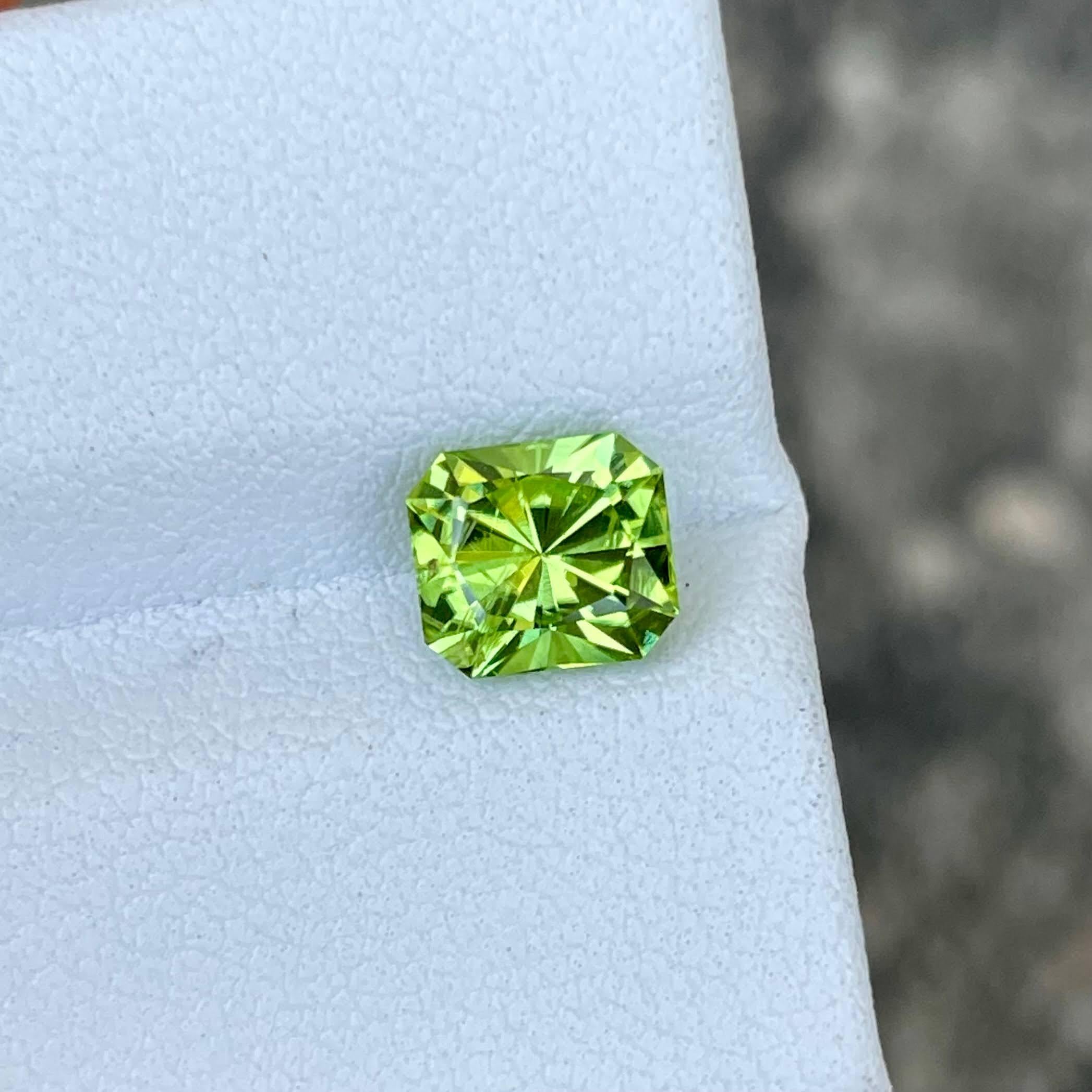 1.55 Karat Grüner Peridot Stein Custom Präzisionsschliff Pakistanischer Edelstein (Moderne) im Angebot