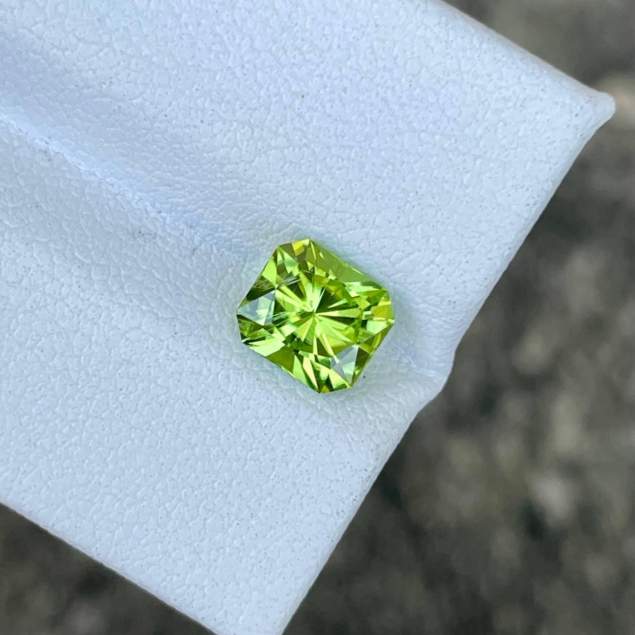 1.55 Karat Grüner Peridot Stein Custom Präzisionsschliff Pakistanischer Edelstein (Achteckschliff) im Angebot