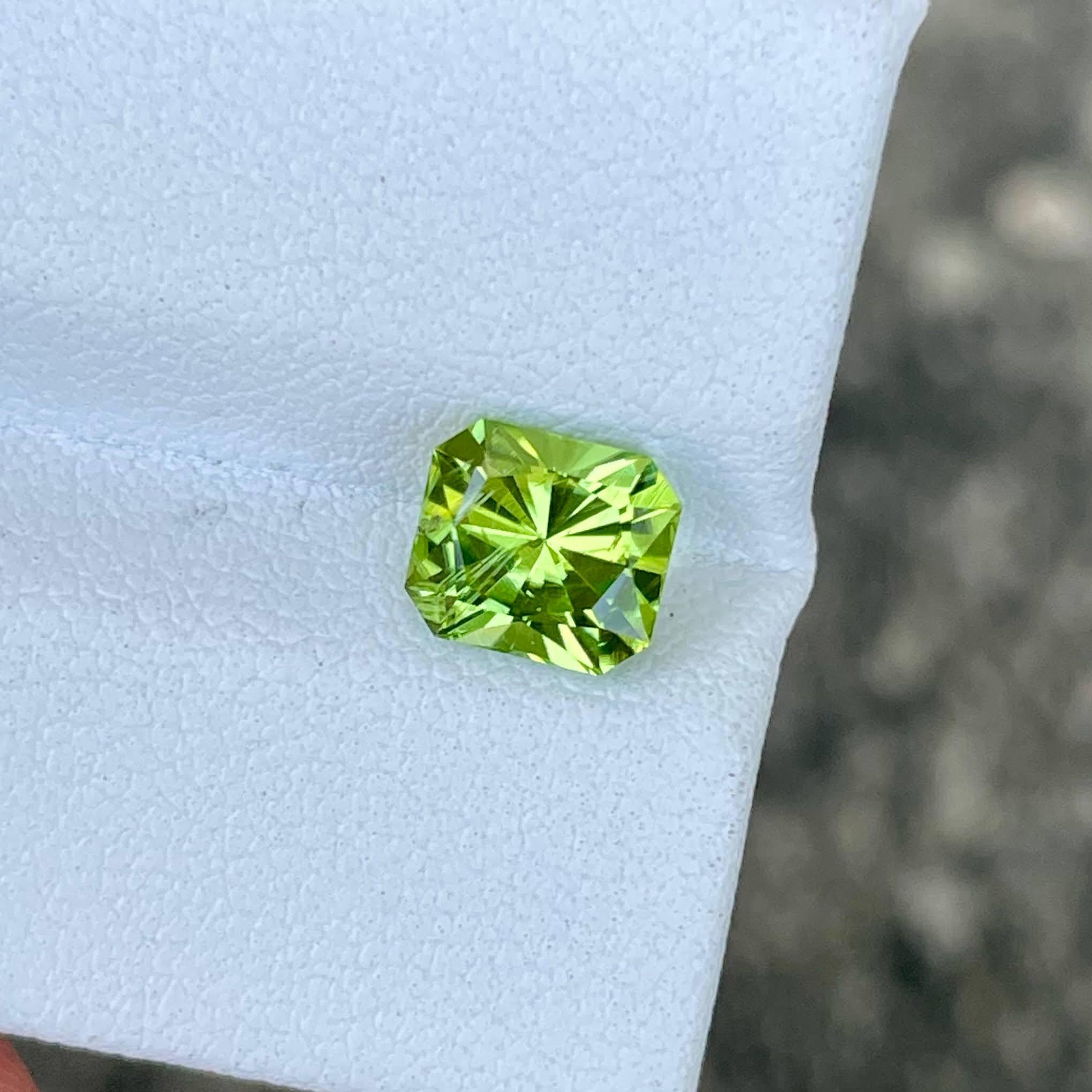 1.55 Karat Grüner Peridot Stein Custom Präzisionsschliff Pakistanischer Edelstein im Zustand „Neu“ im Angebot in Bangkok, TH