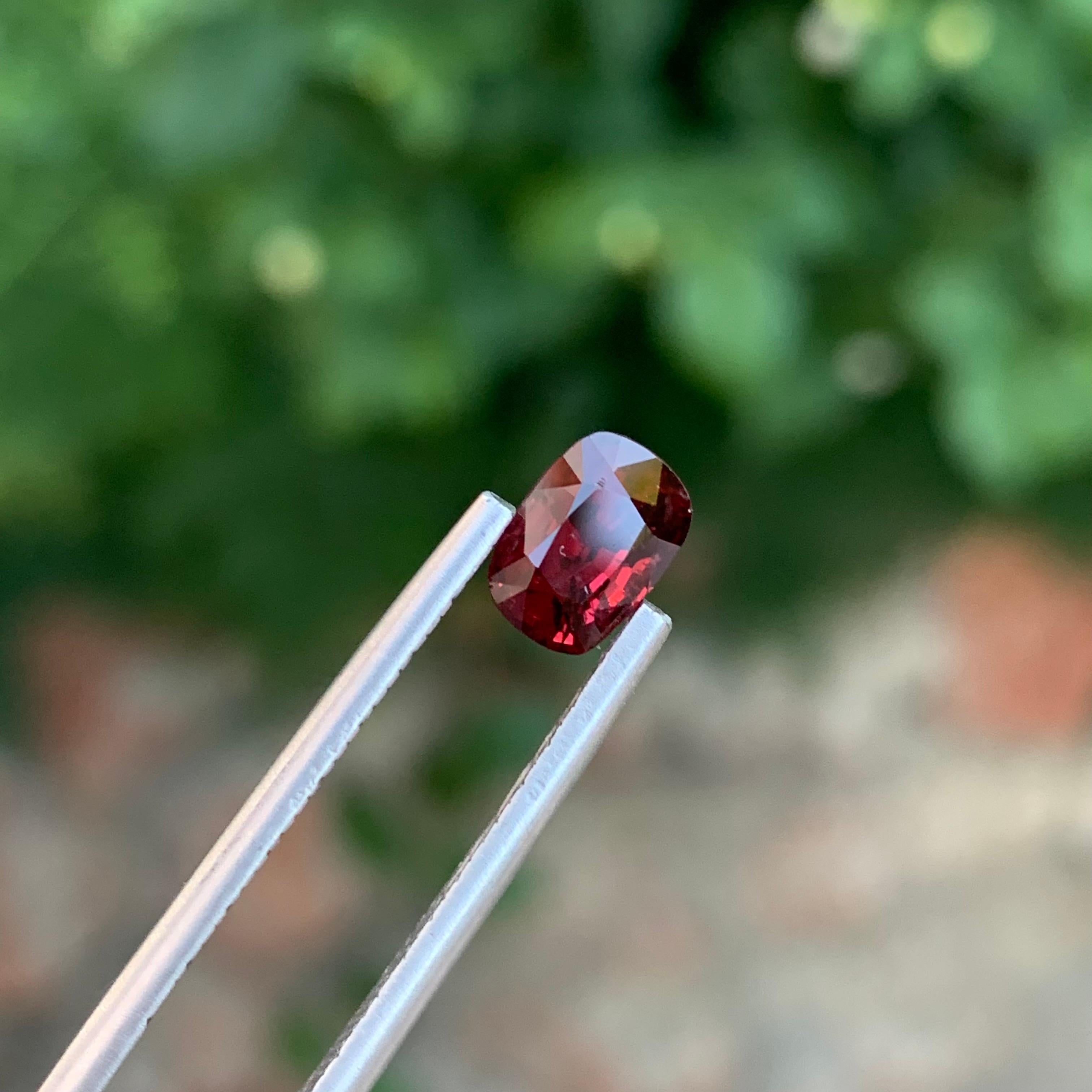 Arts and Crafts 1.55 Carats Natural Loose Red Spinel Long Cushion Shape Gem For Jewellery (Spinelle rouge en vrac en forme de coussin) en vente
