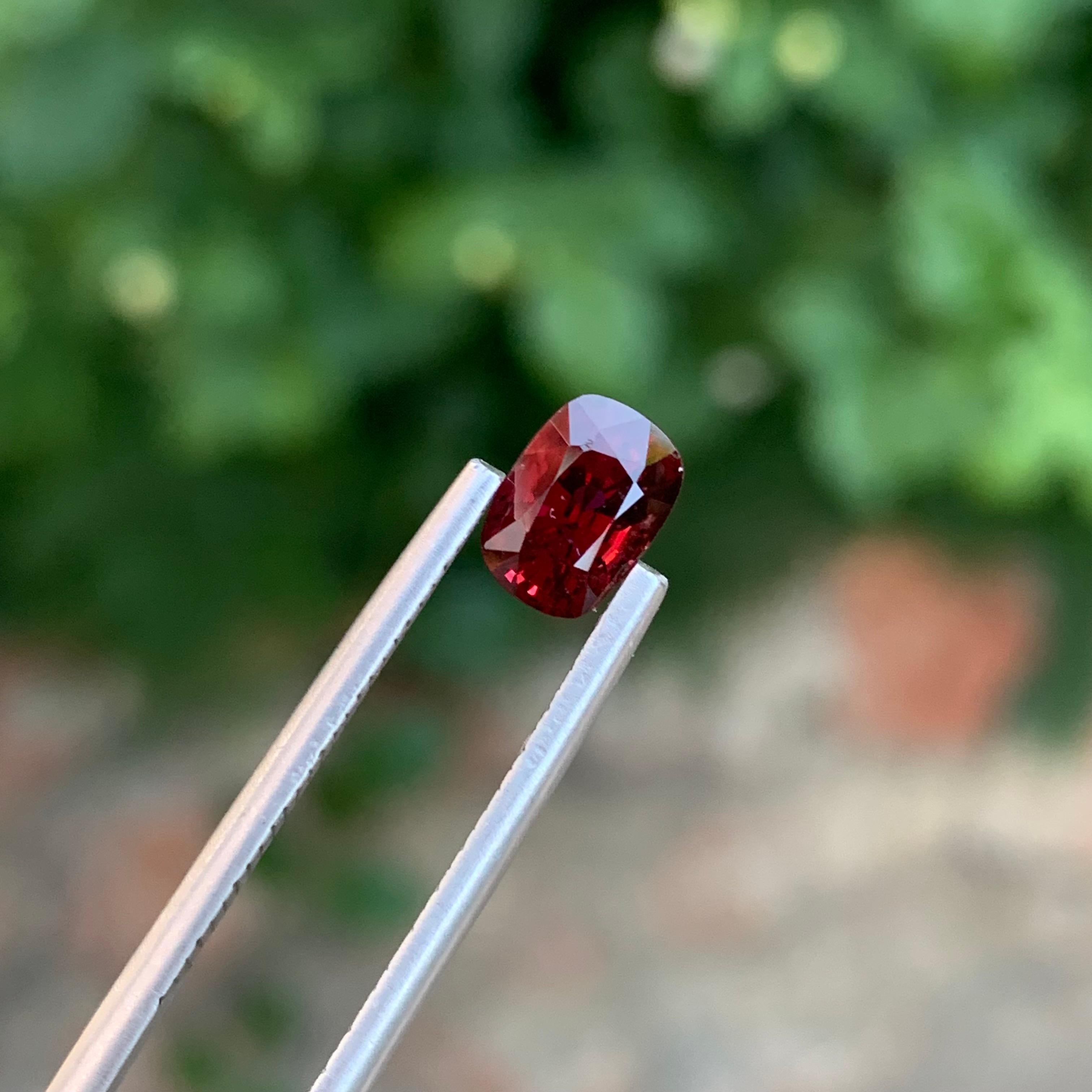 Taille coussin 1.55 Carats Natural Loose Red Spinel Long Cushion Shape Gem For Jewellery (Spinelle rouge en vrac en forme de coussin) en vente