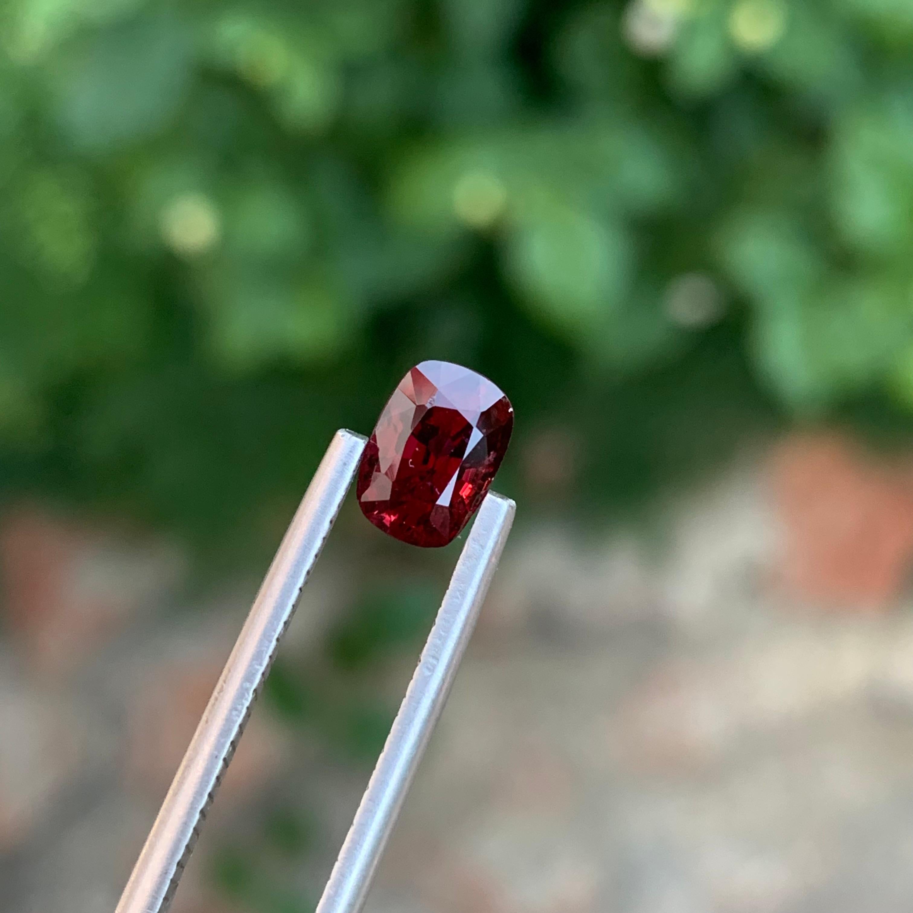 1.55 Carats Natural Loose Red Spinel Long Cushion Shape Gem For Jewellery (Spinelle rouge en vrac en forme de coussin) Neuf - En vente à Peshawar, PK